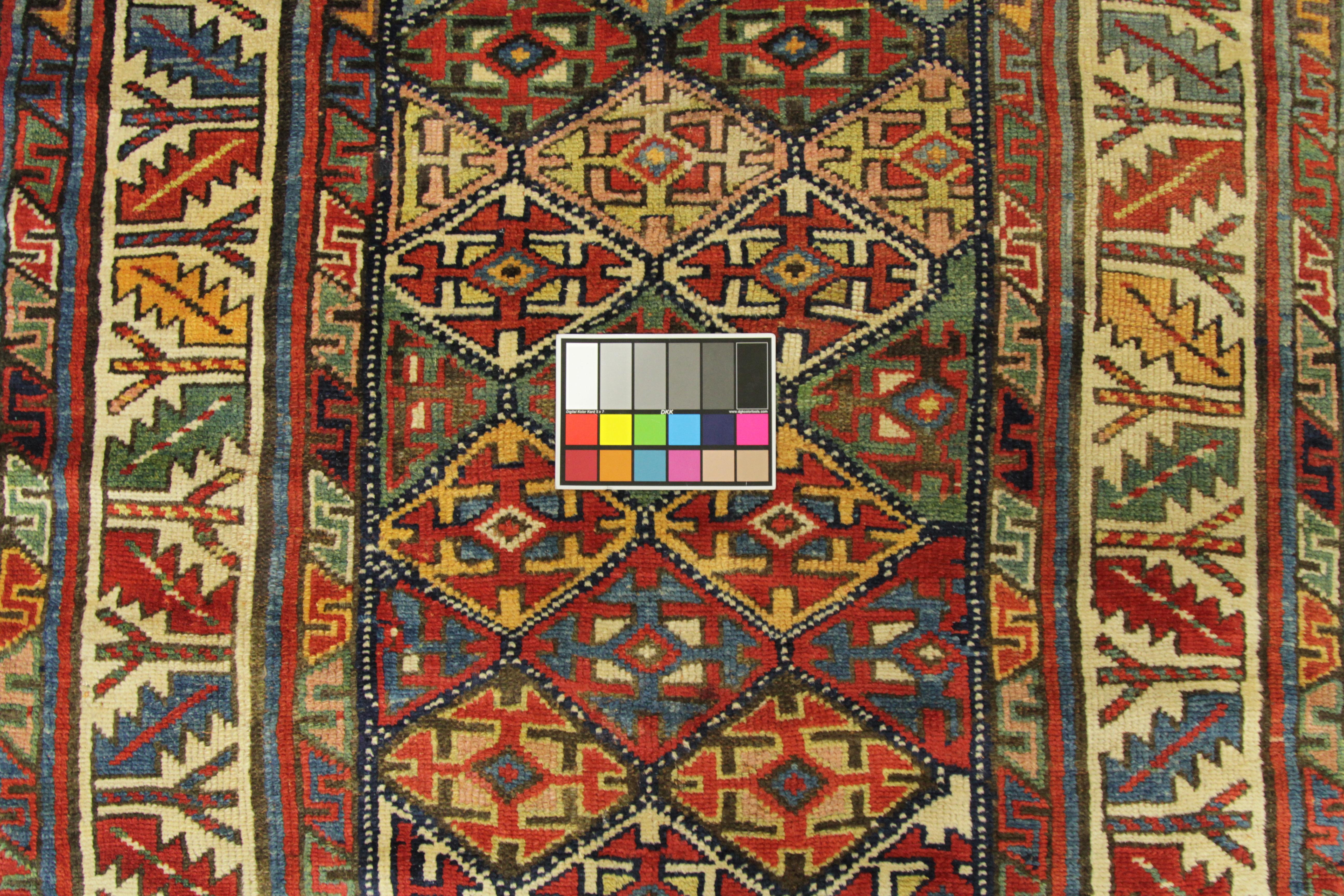 Antiker persischer Teppich in Aserbaidschanischem Design mit lebhaftem Mosaikmuster, um 1920 (Wolle) im Angebot
