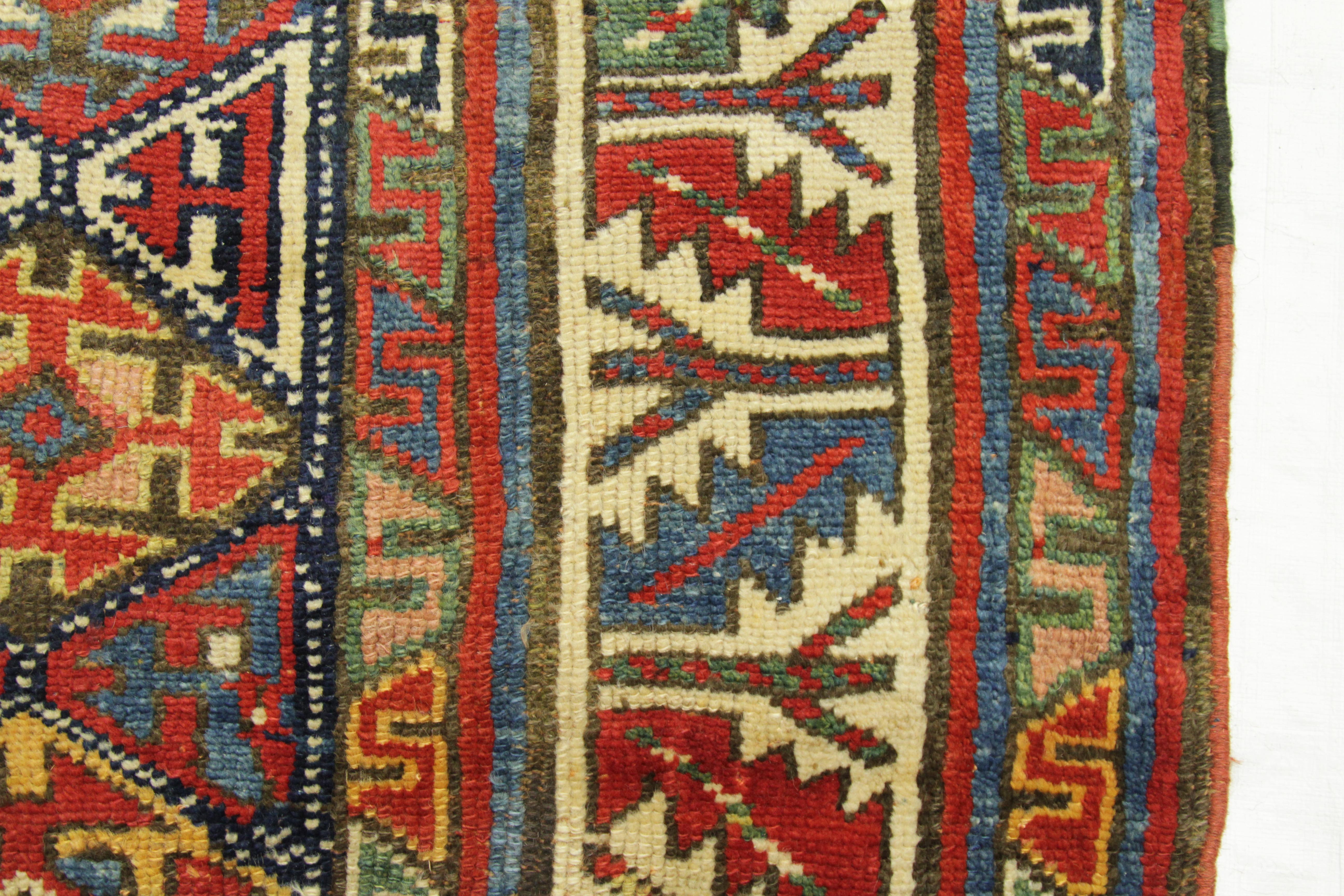 Antiker persischer Teppich in Aserbaidschanischem Design mit lebhaftem Mosaikmuster, um 1920 im Angebot 1