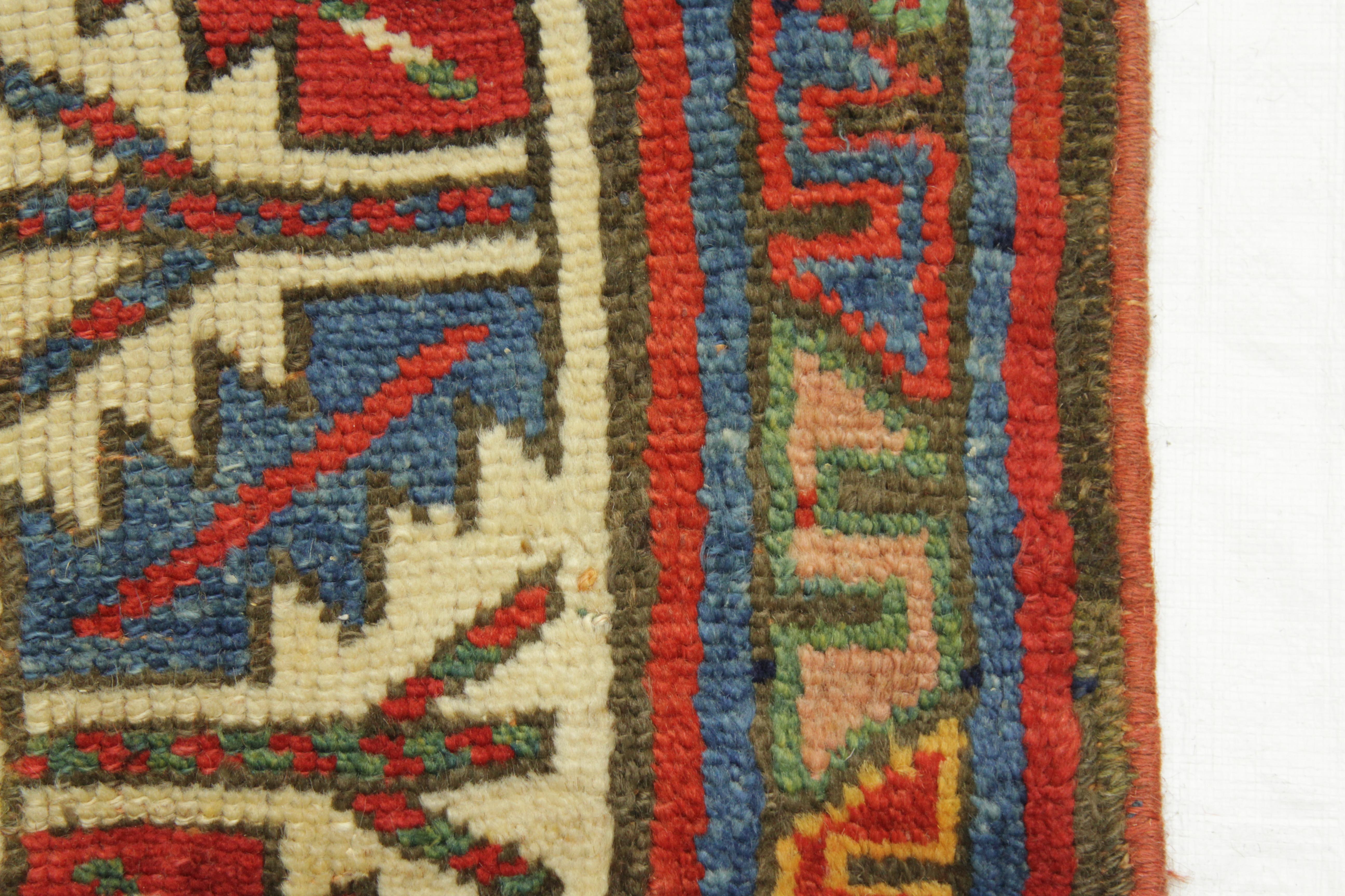 Antiker persischer Teppich in Aserbaidschanischem Design mit lebhaftem Mosaikmuster, um 1920 im Angebot 2