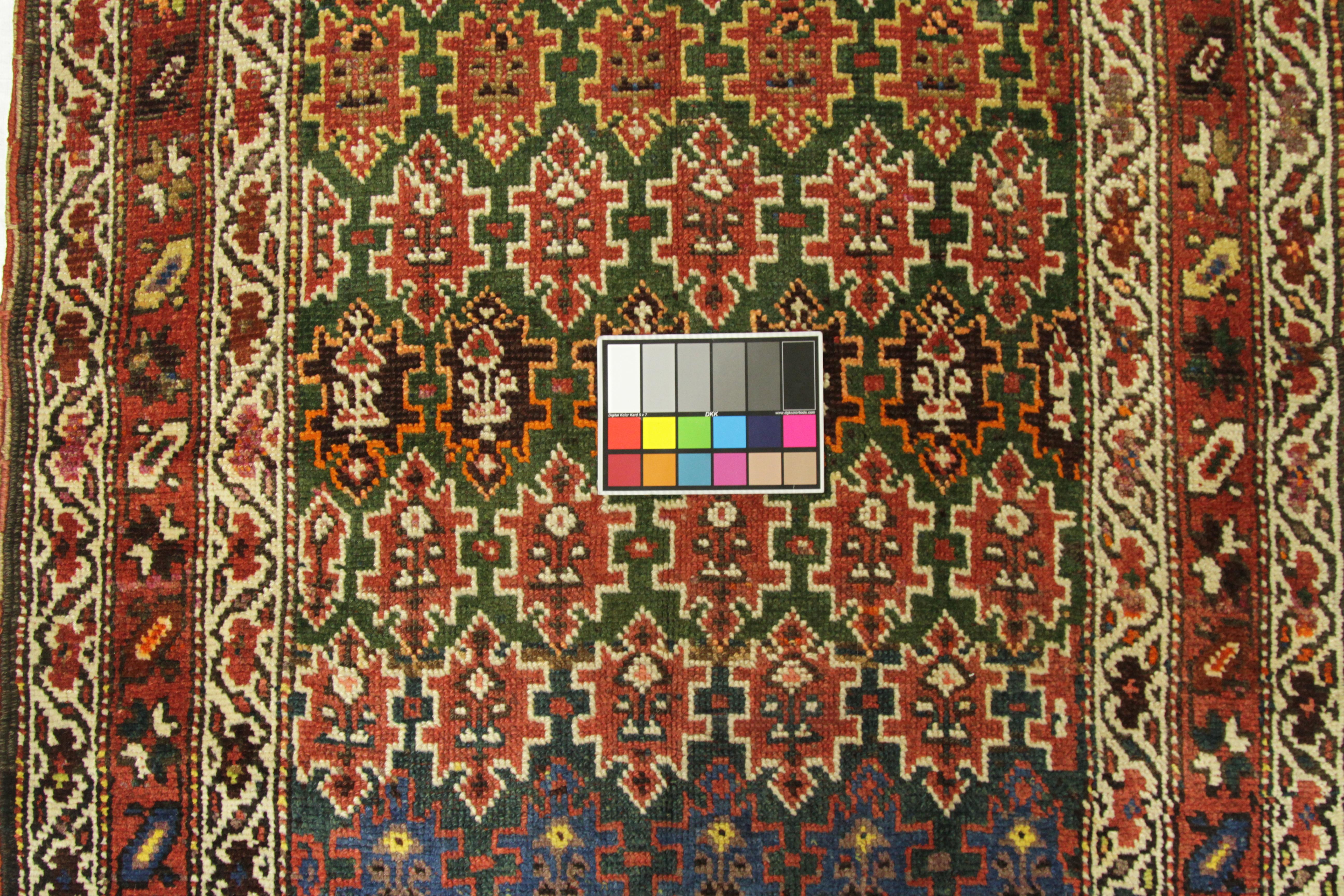 Antiker persischer Teppich in Aserbaidschanischem Design mit lebhaften Stammesmustern, um 1920 im Angebot 1