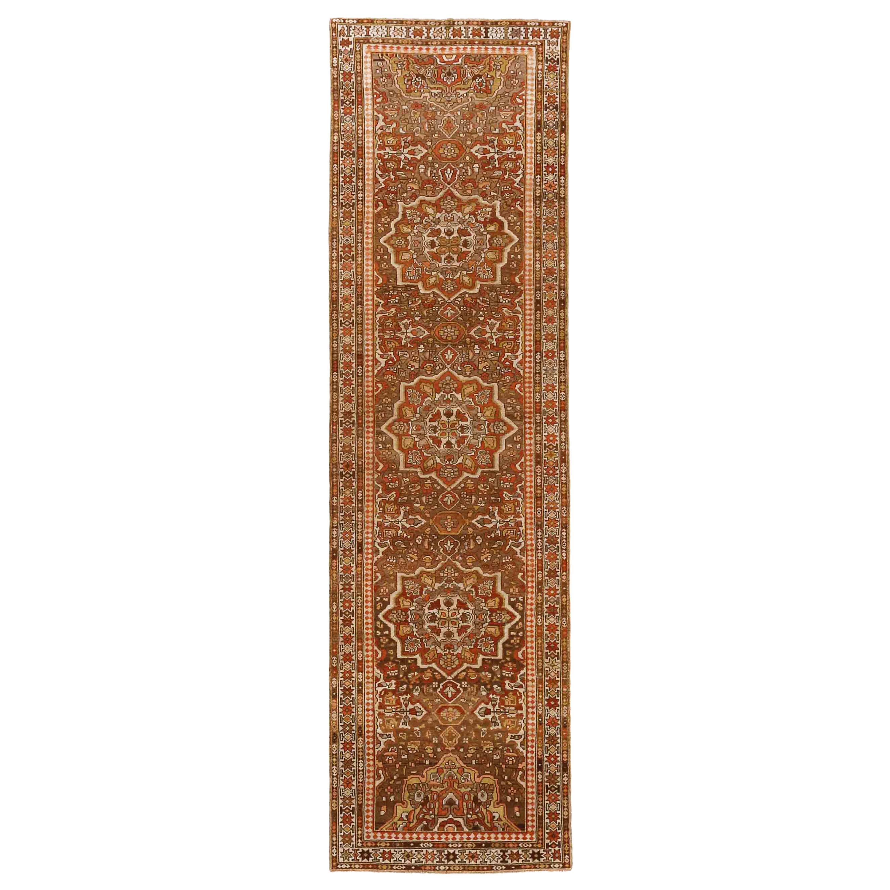 Alfombra persa antigua de diseño Bakhtiari con motivos florales ornamentados, alrededor de 1940
