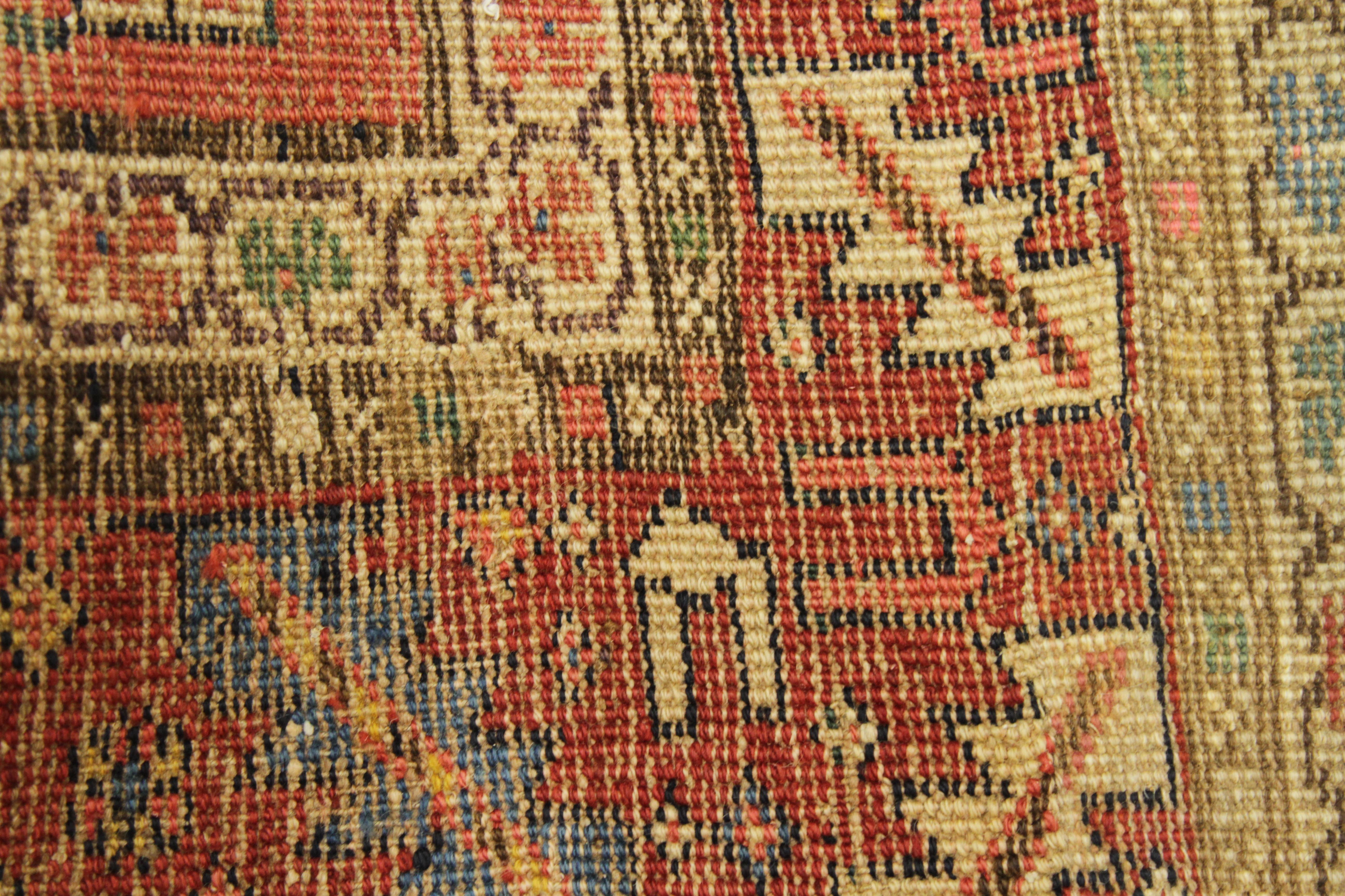 Tapis persan ancien Design/One avec d'élégants motifs géométriques, vers les années 1950 Excellent état - En vente à Dallas, TX