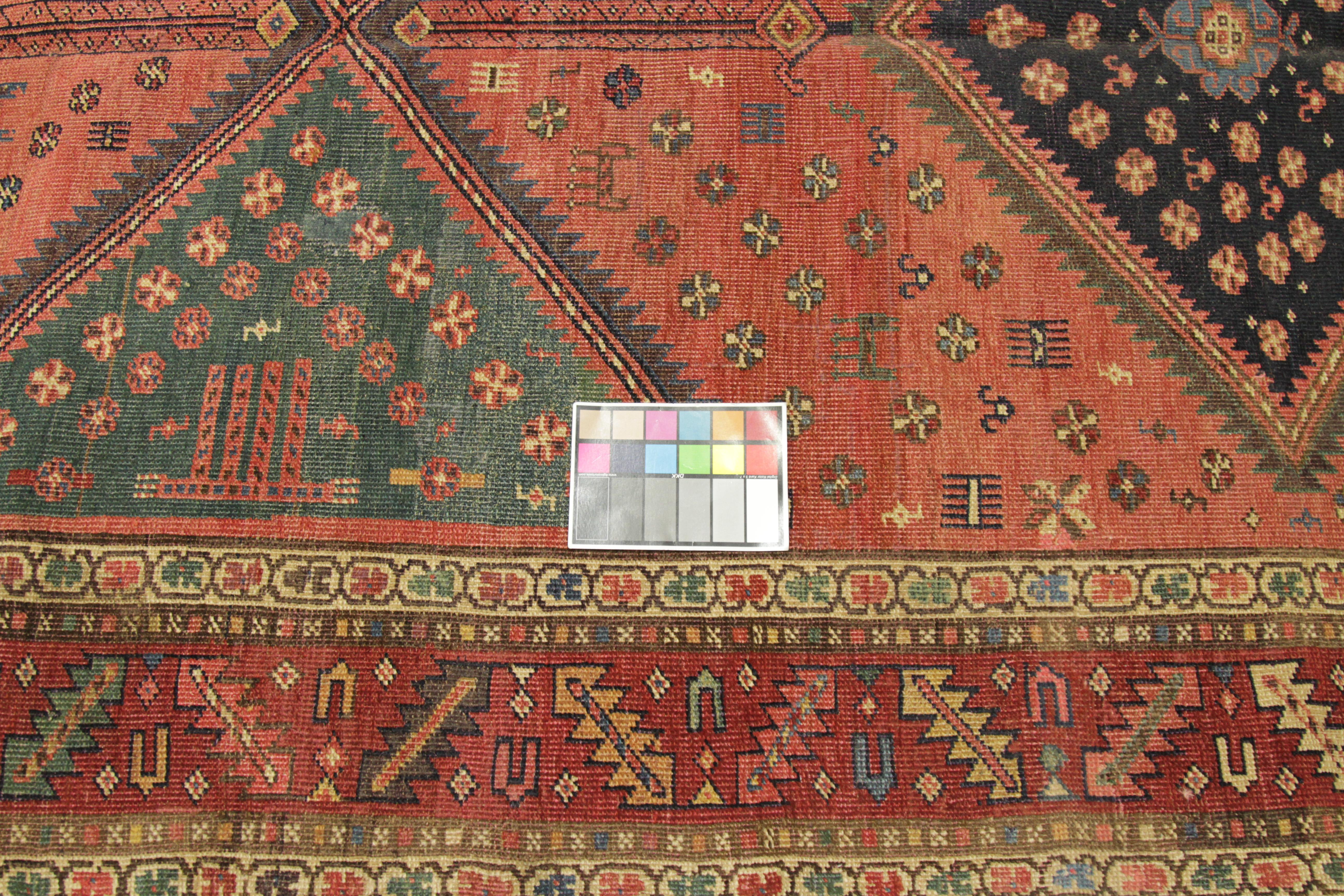 Milieu du XXe siècle Tapis persan ancien Design/One avec d'élégants motifs géométriques, vers les années 1950 en vente