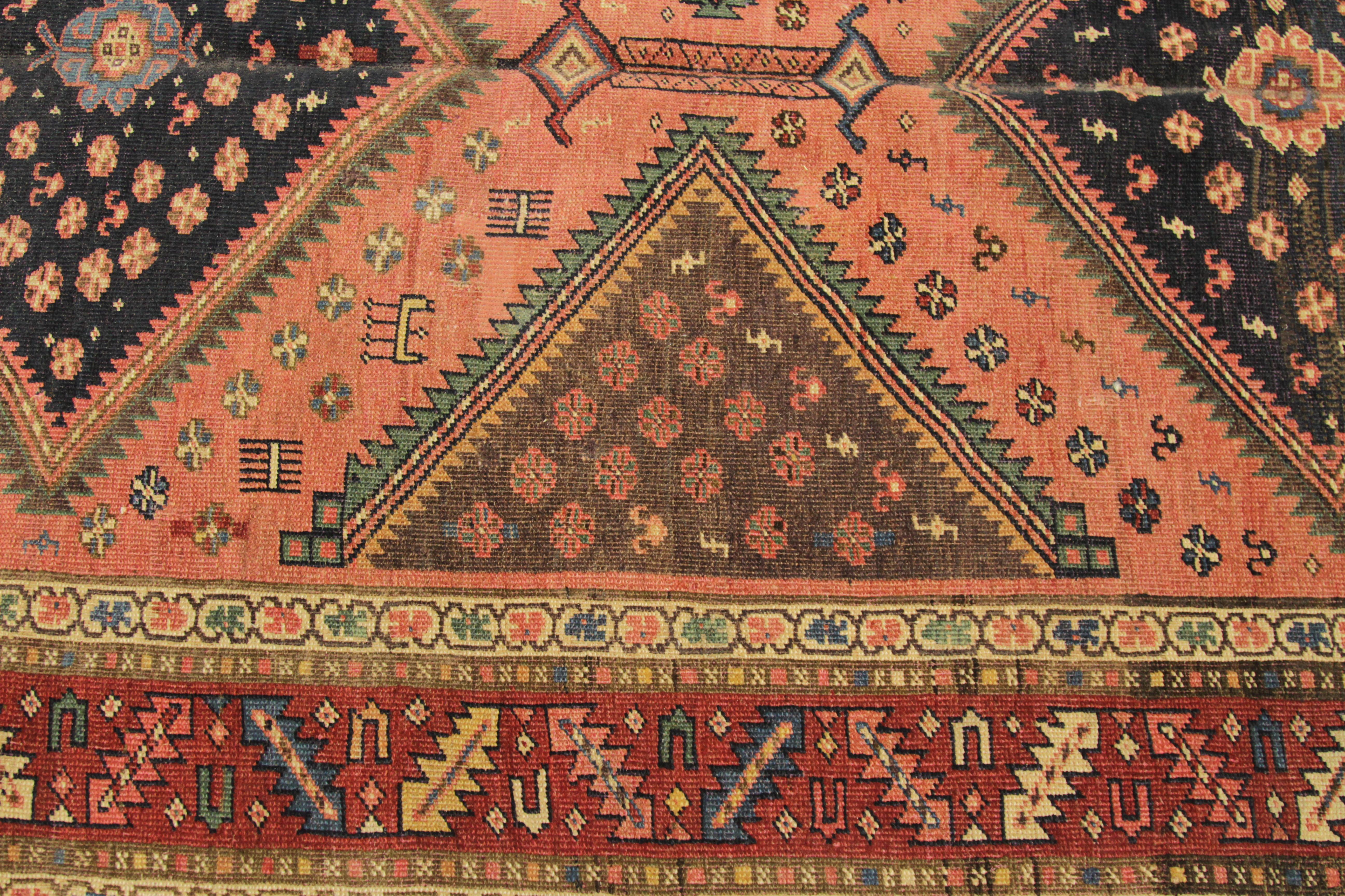 Laine Tapis persan ancien Design/One avec d'élégants motifs géométriques, vers les années 1950 en vente