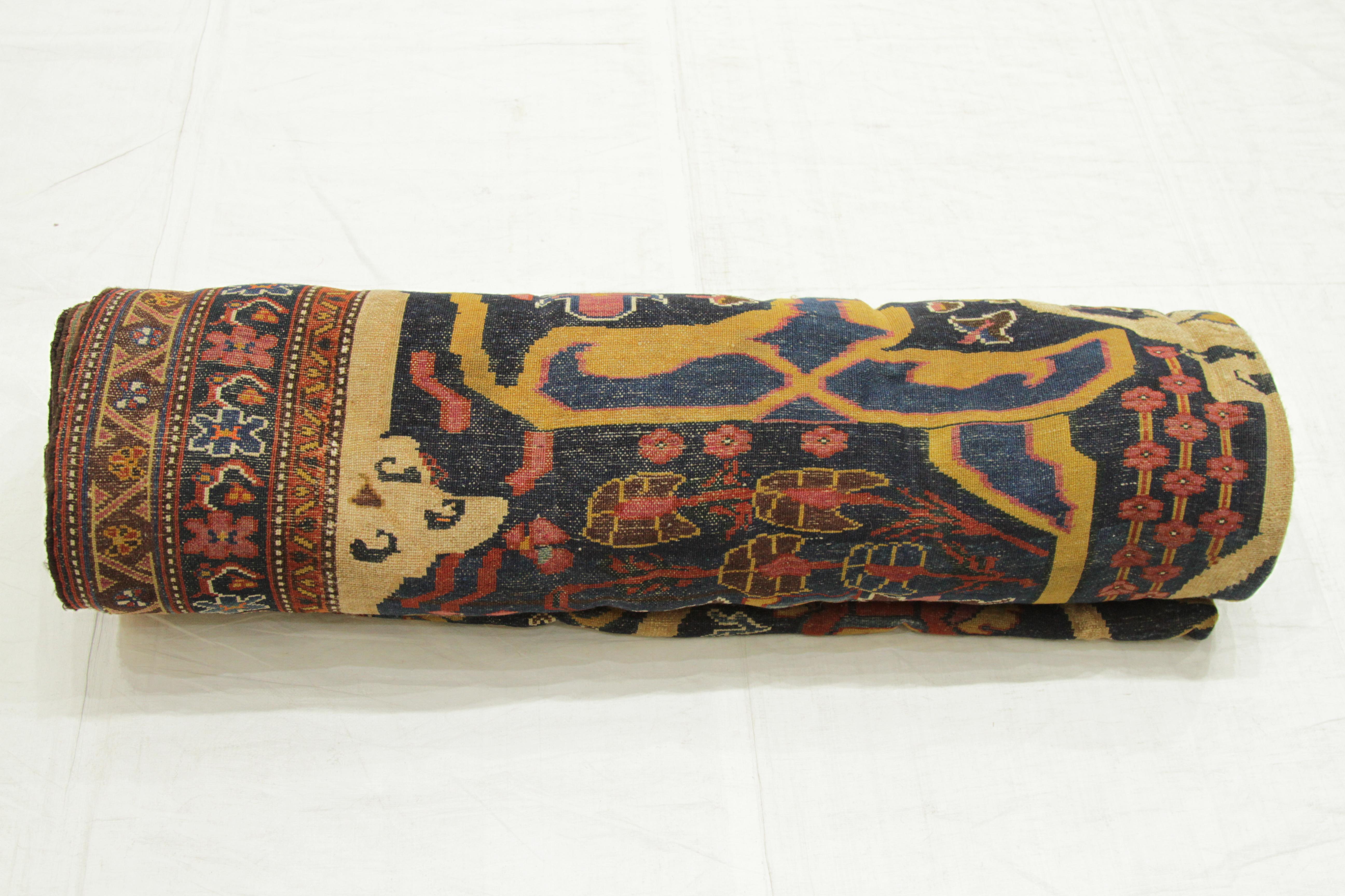 Tappeto persiano antico Bijar Design con motivi floreali multicolore, circa 1920 in vendita 5