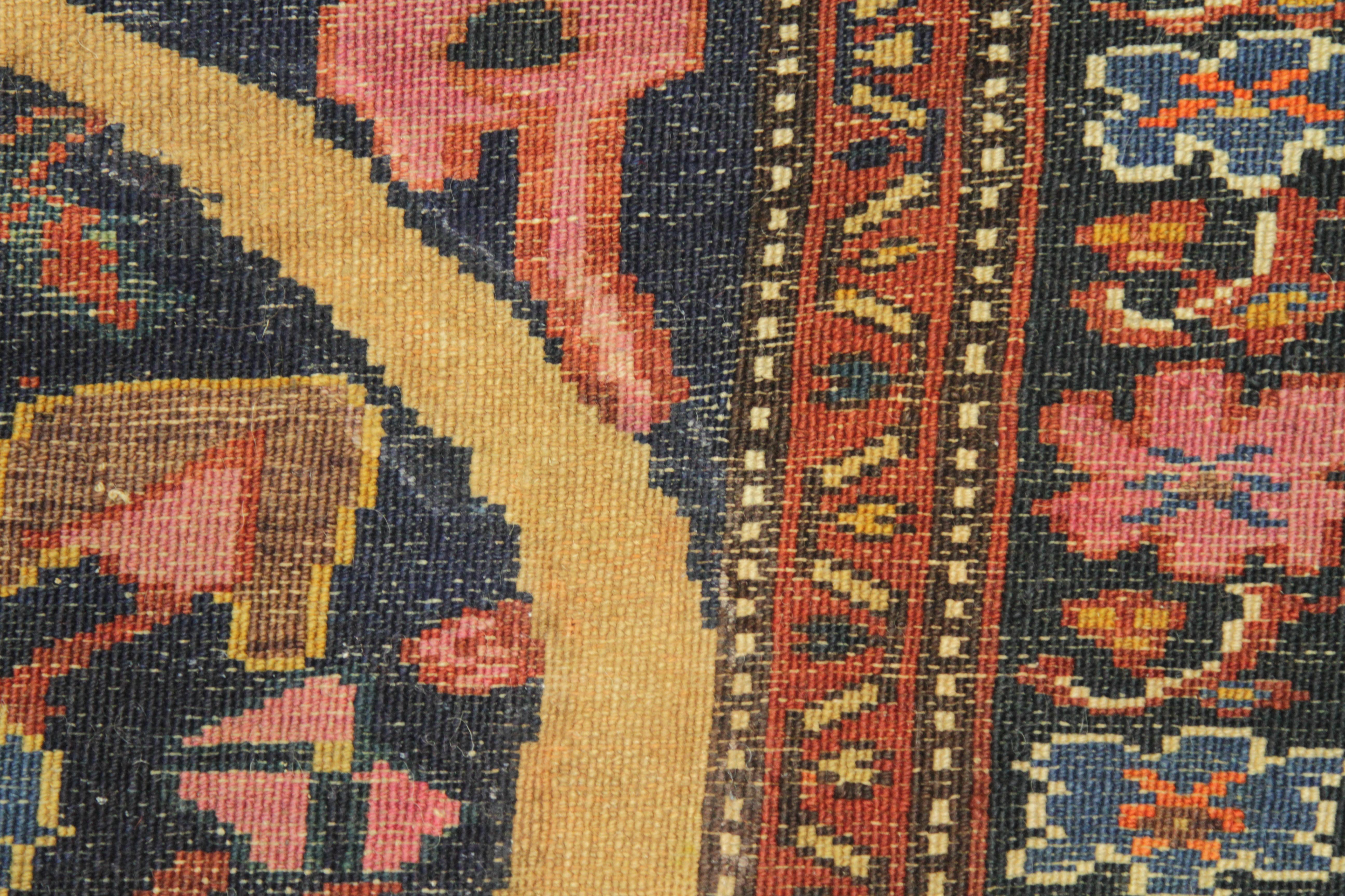Tappeto persiano antico Bijar Design con motivi floreali multicolore, circa 1920 In condizioni ottime in vendita a Dallas, TX
