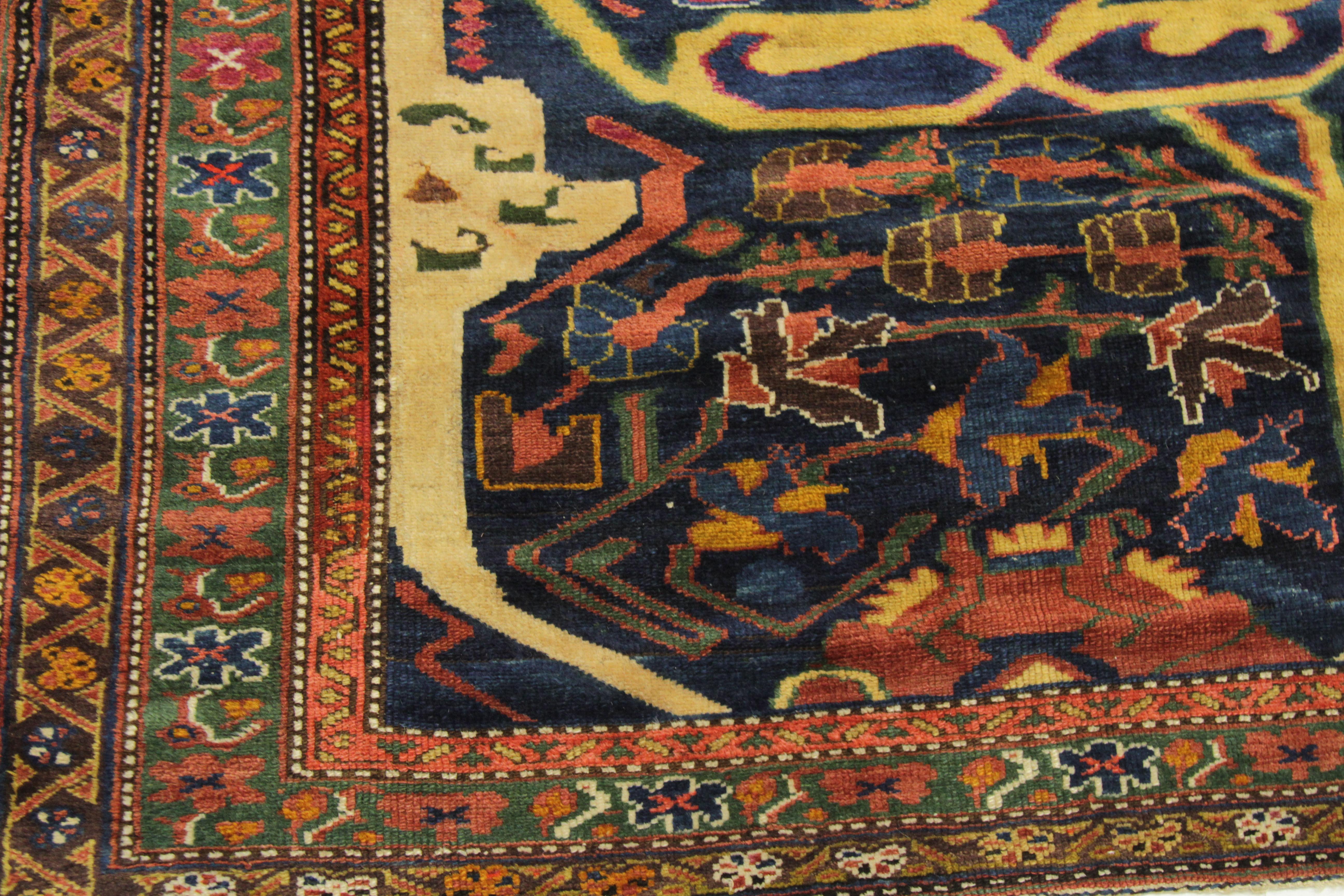 Tappeto persiano antico Bijar Design con motivi floreali multicolore, circa 1920 in vendita 1