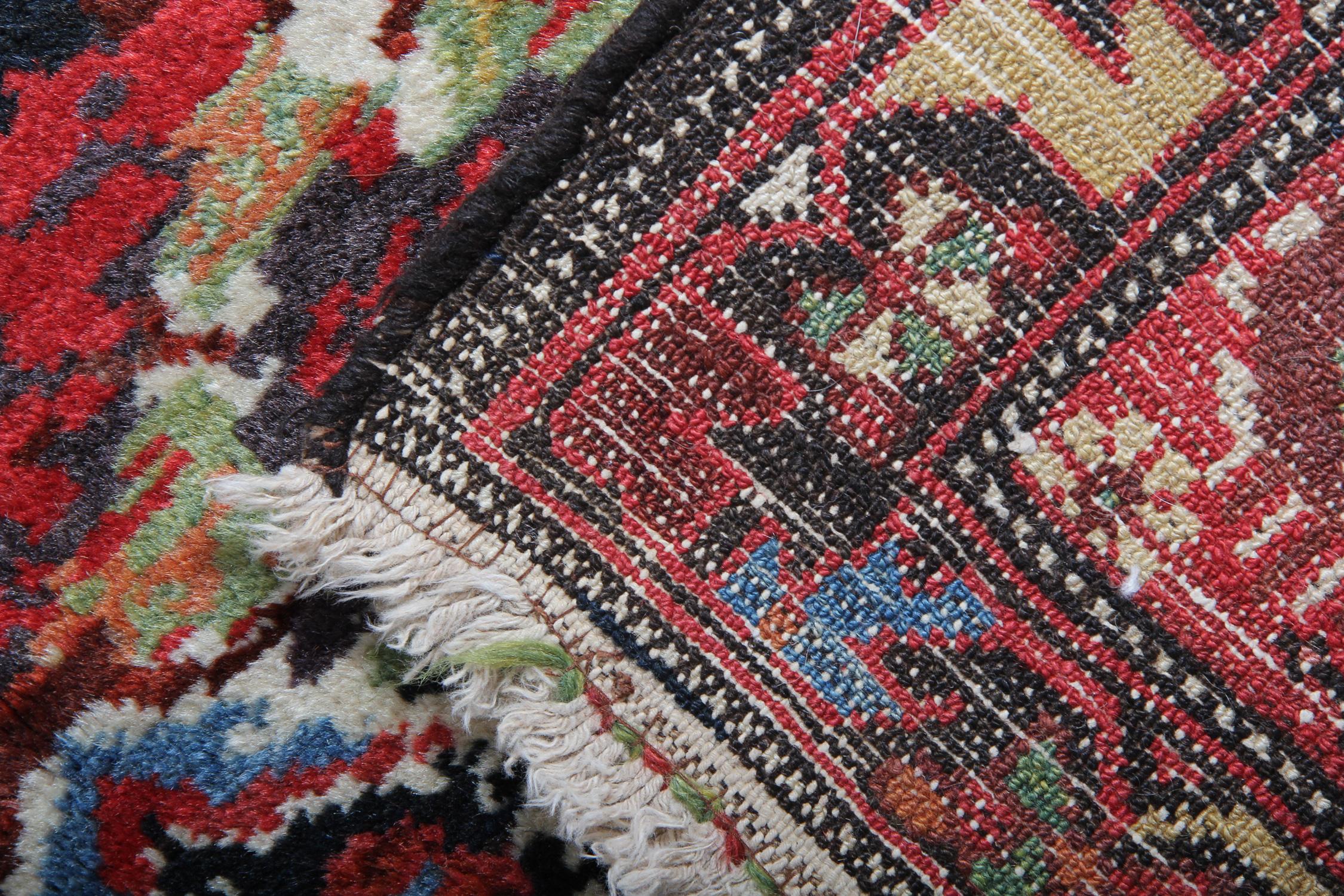 Handgefertigte antike Teppiche, Floral Carpet Runner Oriental Stair Runner Rug zu verkaufen  (Pflanzlich gefärbt) im Angebot