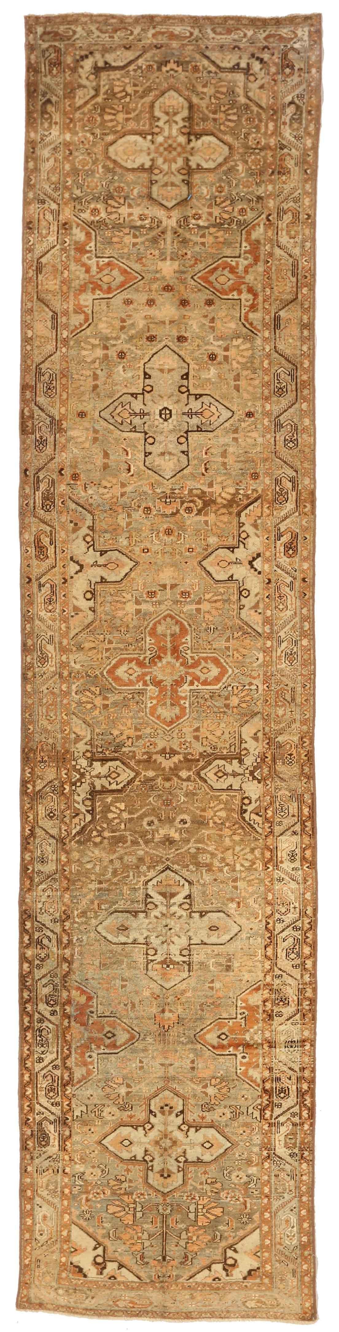 Dieser aus feinster Wolle handgefertigte antike Perserteppich zeigt ein kühnes geometrisches, kreuzförmiges Muster mit floralen Details, das sich gut in einen Raum mit traditioneller und moderner Inneneinrichtung einfügt. Die Knüpfer von Hamadan