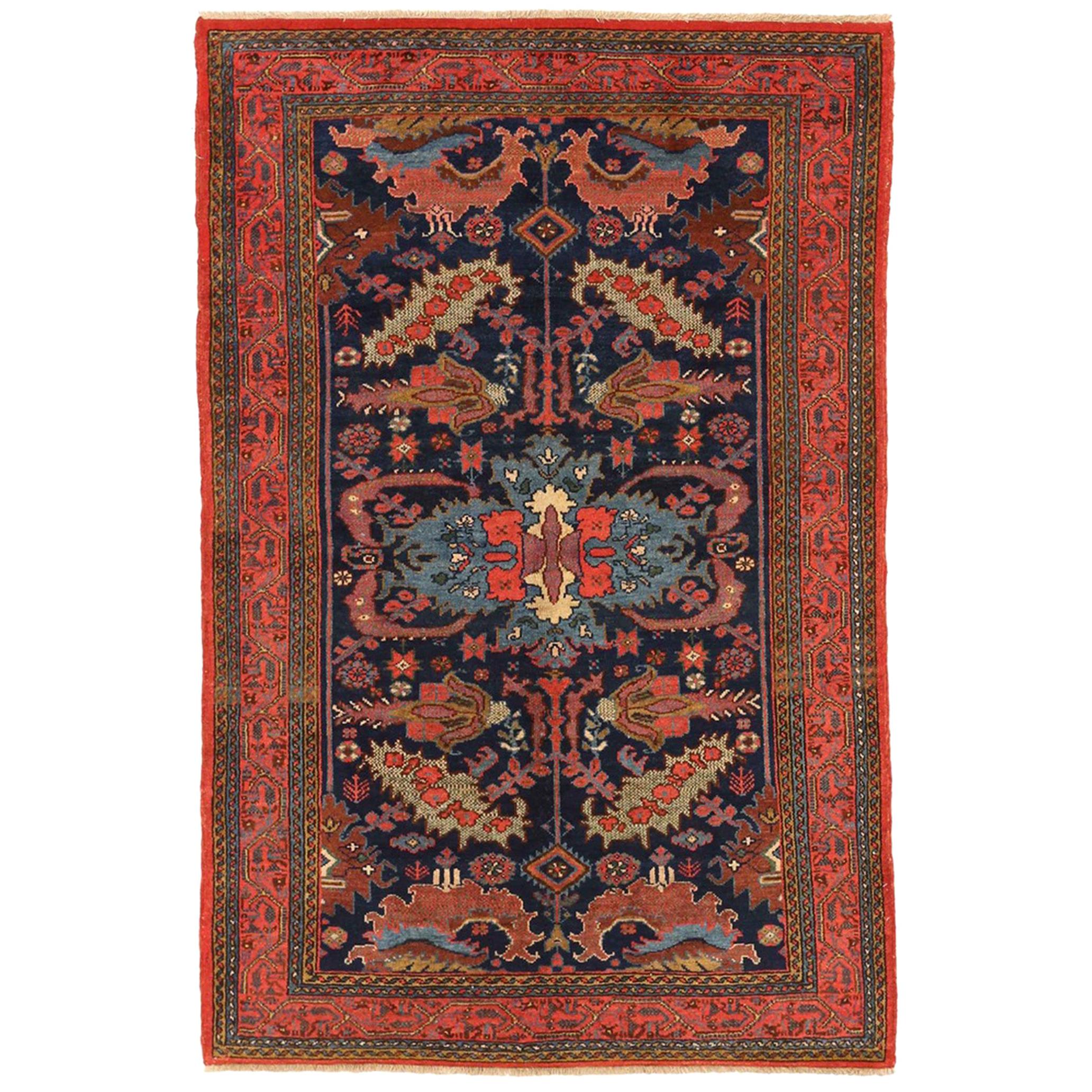 Tapis persan ancien au motif de Hamedan avec motifs floraux bleus et rouges