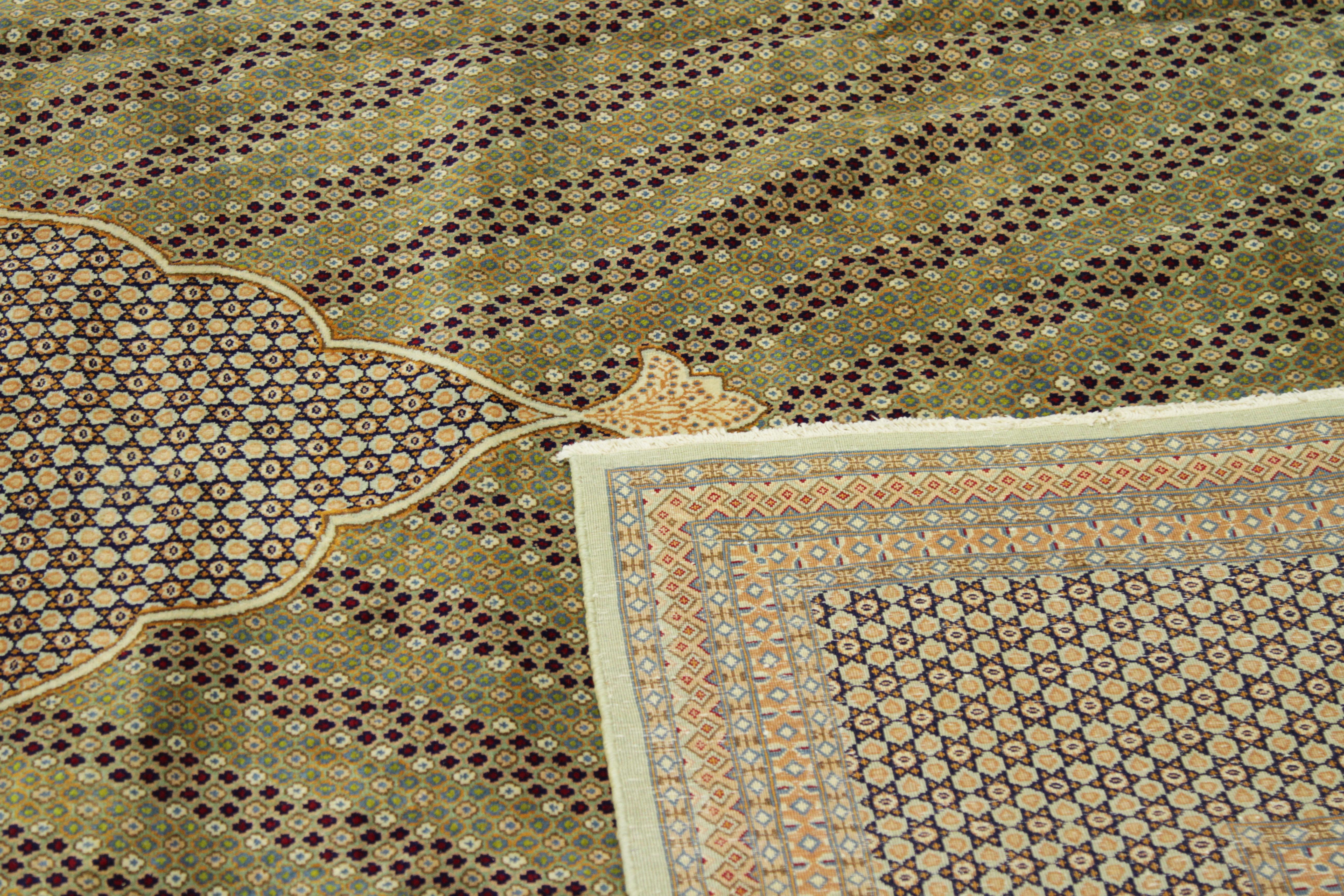 Antique Persian Rug Handwoven in the 1920s Using the Finest Wool & the Best Dye In Excellent Condition For Sale In Dallas, TX