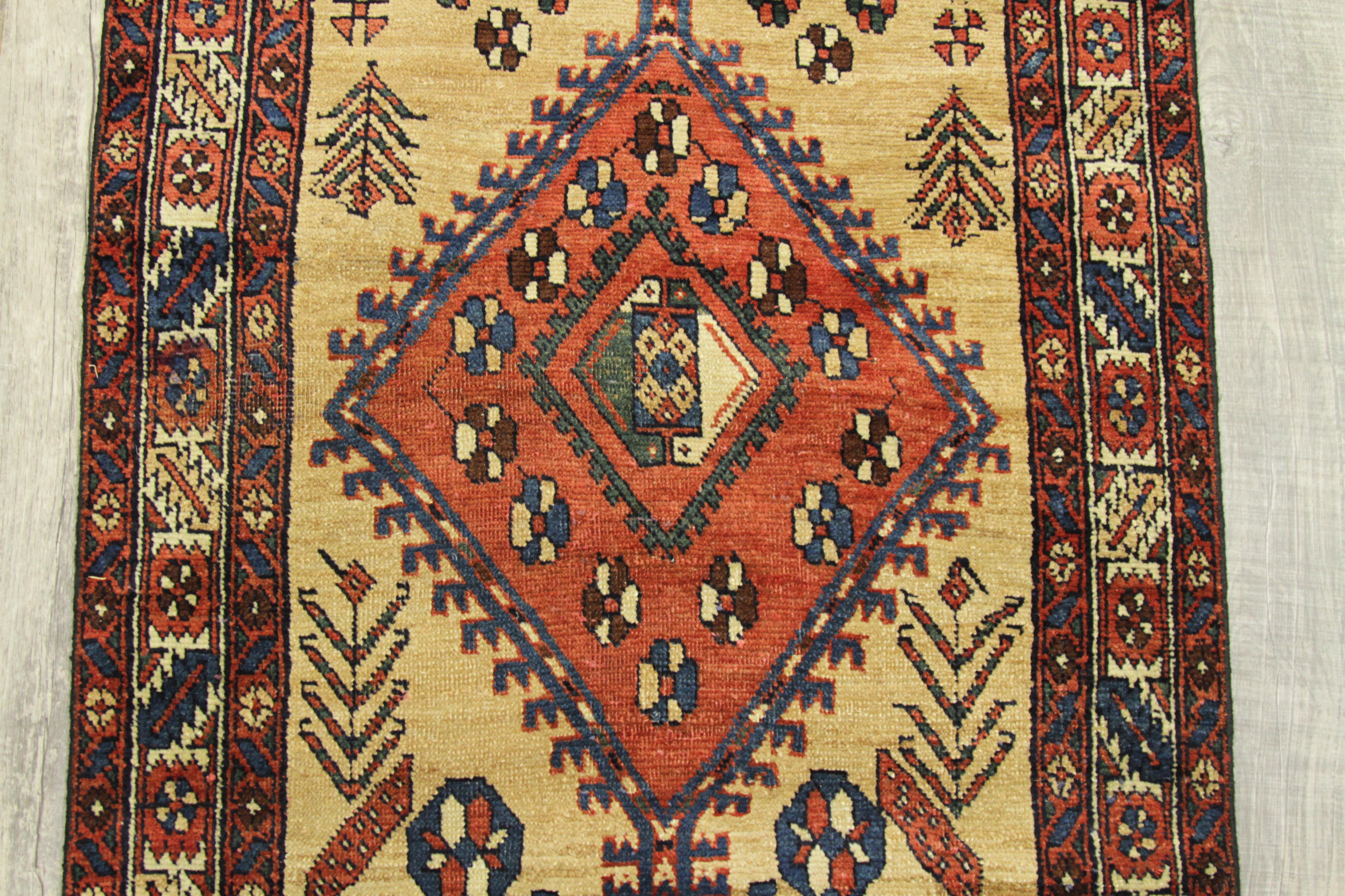 Antiker antiker persischer Teppich in Aserbaidschanischem Design mit feiner Kamelhaarrückseite im Angebot 5
