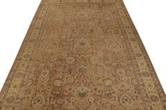 Antiker persischer Teppich in Beige-Braun und Gold mit Blumenmuster von Teppich & Kelim