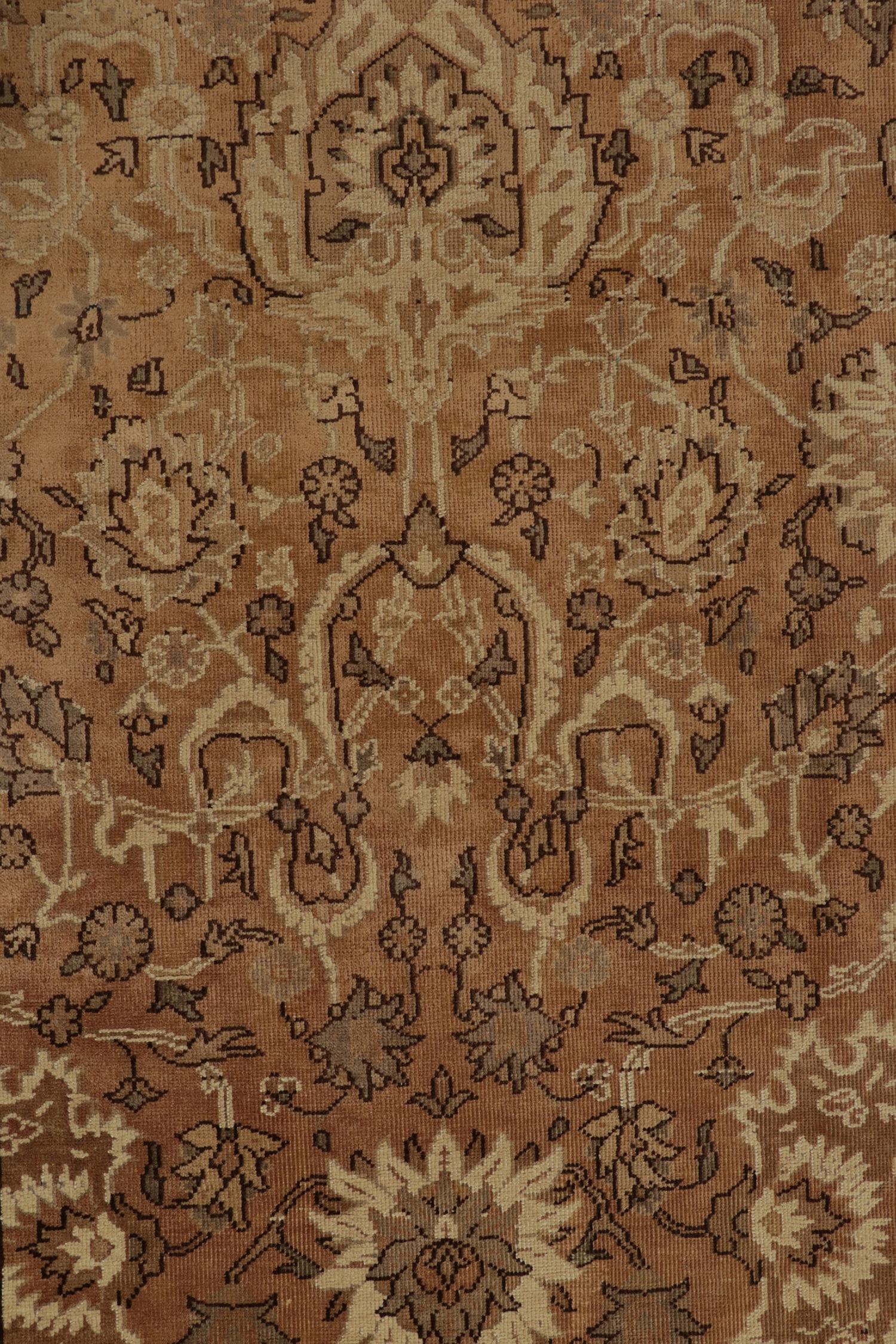 Antiker persischer Teppich in Beige-Braun und Gold mit Blumenmuster von Teppich & Kelim im Zustand „Gut“ im Angebot in Long Island City, NY