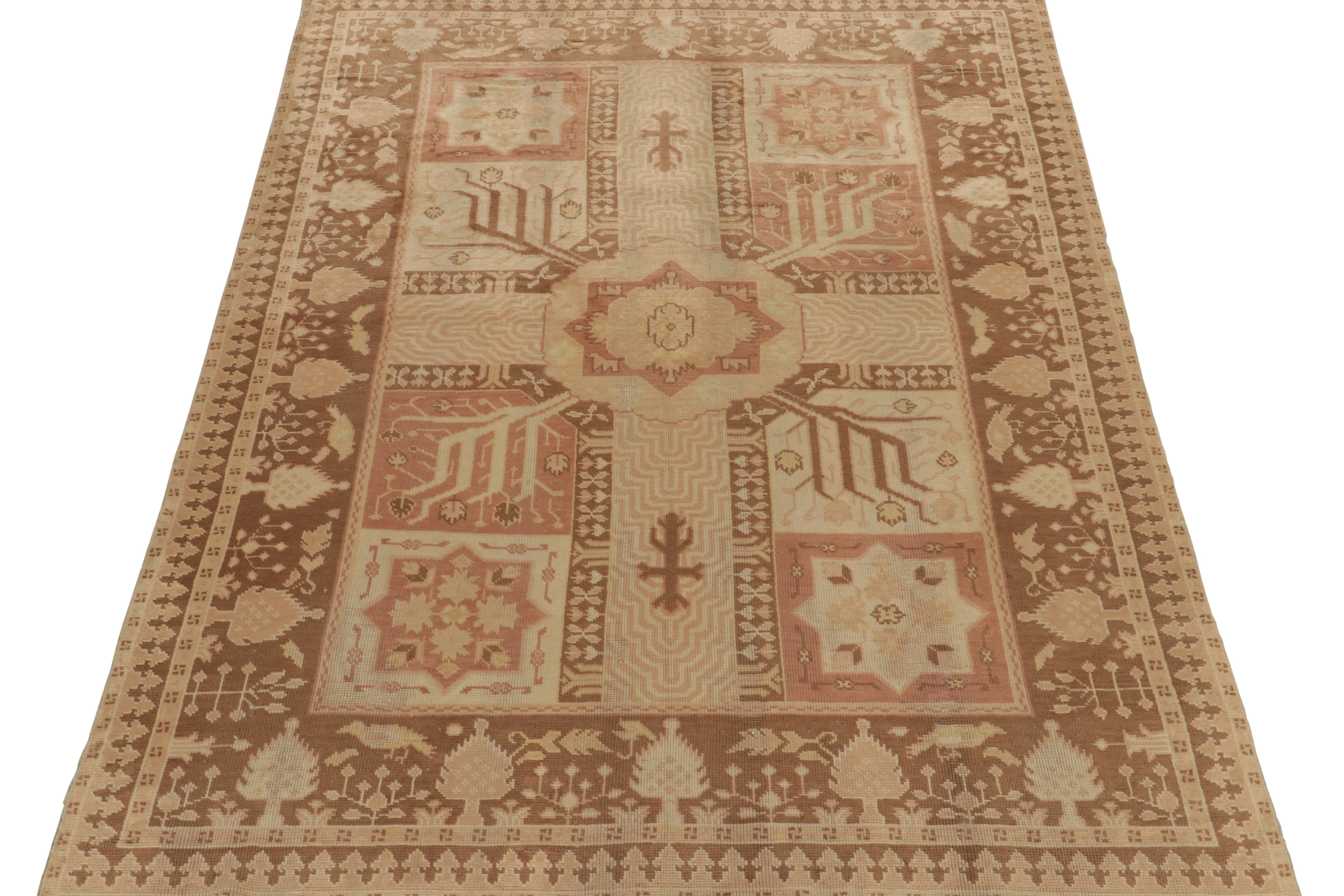 Questo antico tappeto persiano 6x9 è un tappeto unico per il suo periodo, annodato a mano in lana intorno al 1920-1930.

Ulteriori informazioni sul design:

Il campo ospita un motivo a medaglione che ricorda una rivisitazione del design dei giardini