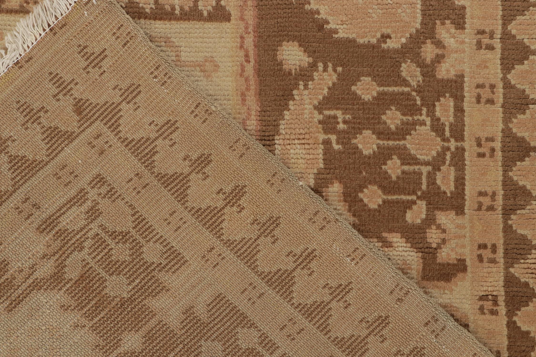 Annodato a mano Tappeto persiano antico di colore beige, marrone e rosso chiaro con design da giardino in vendita