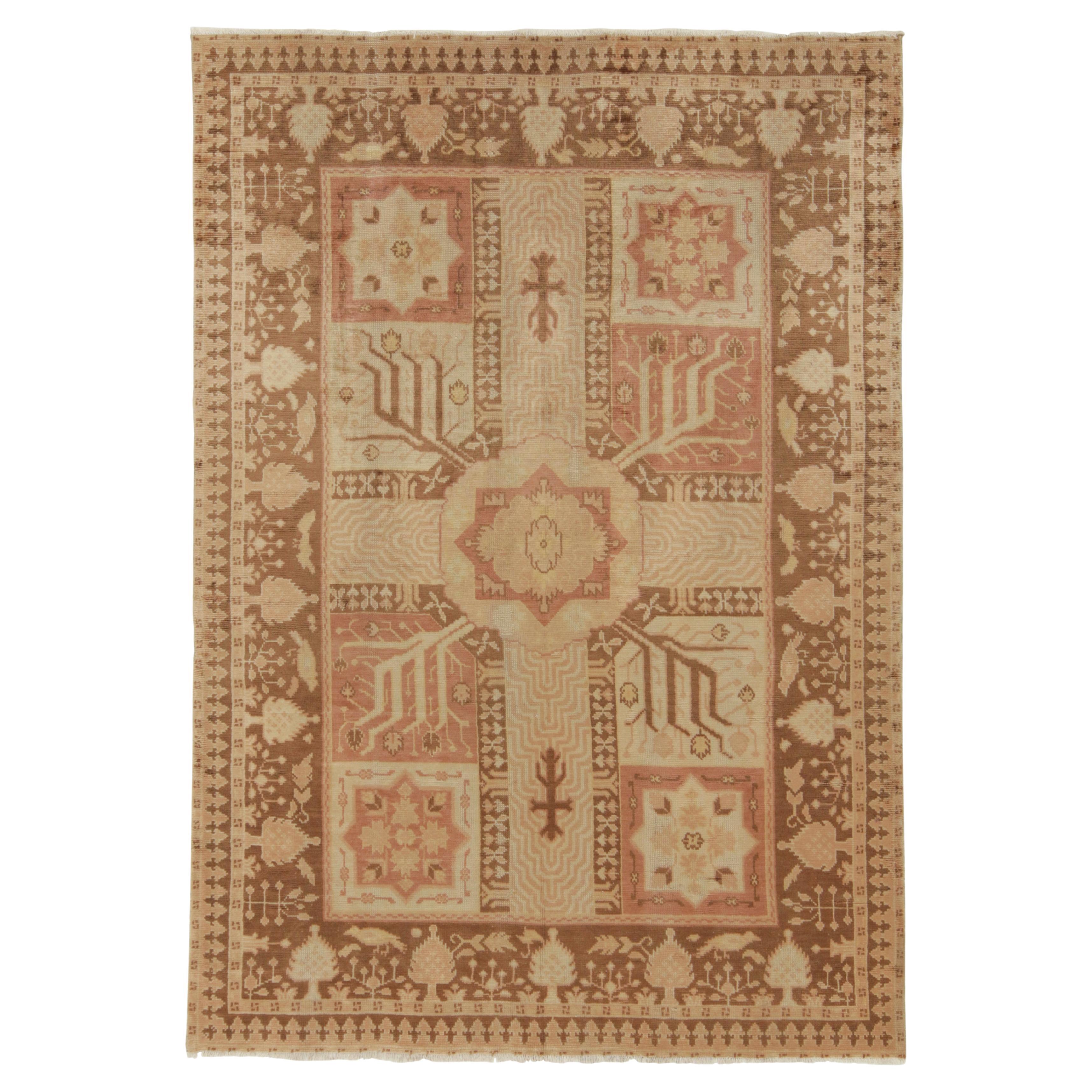 Tappeto persiano antico di colore beige, marrone e rosso chiaro con design da giardino