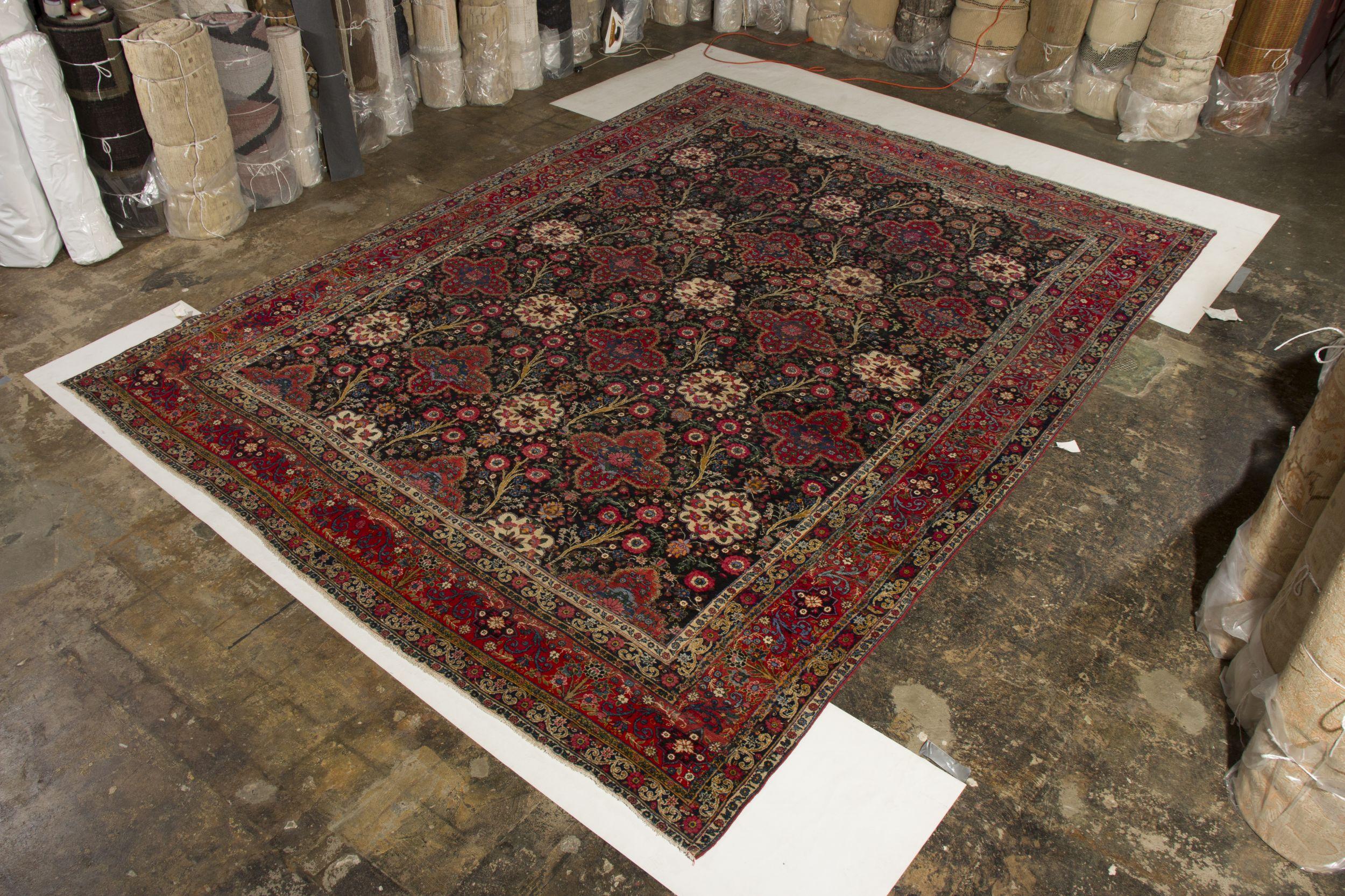 Un antico tappeto persiano 10x15 proveniente da Teheran, annodato a mano in lana negli anni '20 circa.

Ulteriori informazioni sul design:

Questo pezzo antico è una selezione regale che presenta un disegno floreale all over in blu, rosso e bianco