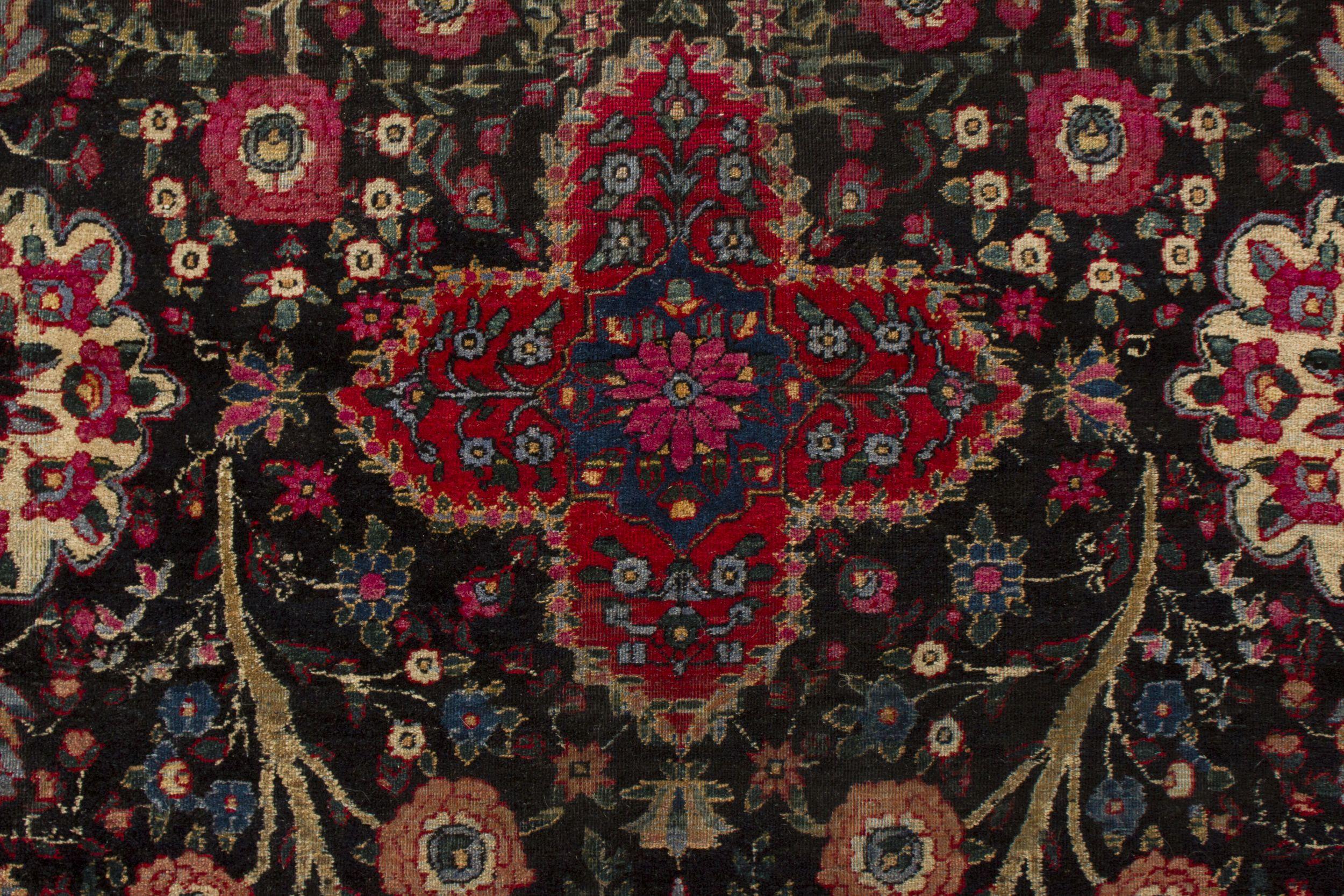 Tappeto persiano antico in nero con motivi floreali rossi - by Rug & Kilim In condizioni buone in vendita a Long Island City, NY