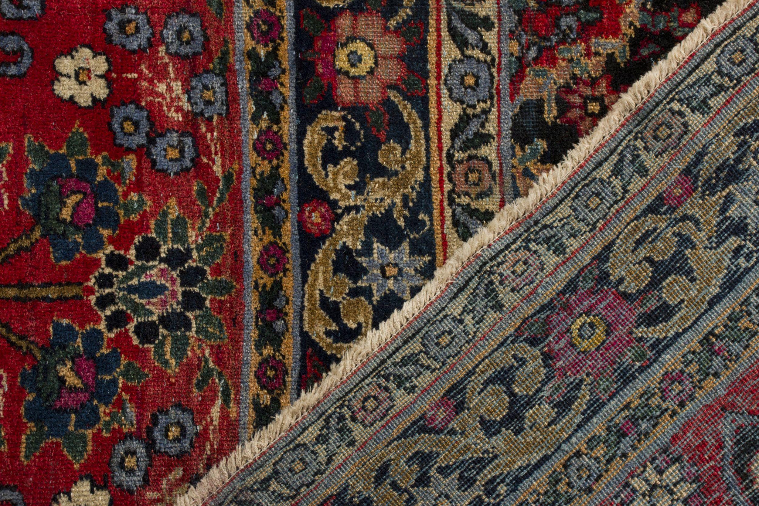 Inizio XX secolo Tappeto persiano antico in nero con motivi floreali rossi - by Rug & Kilim in vendita