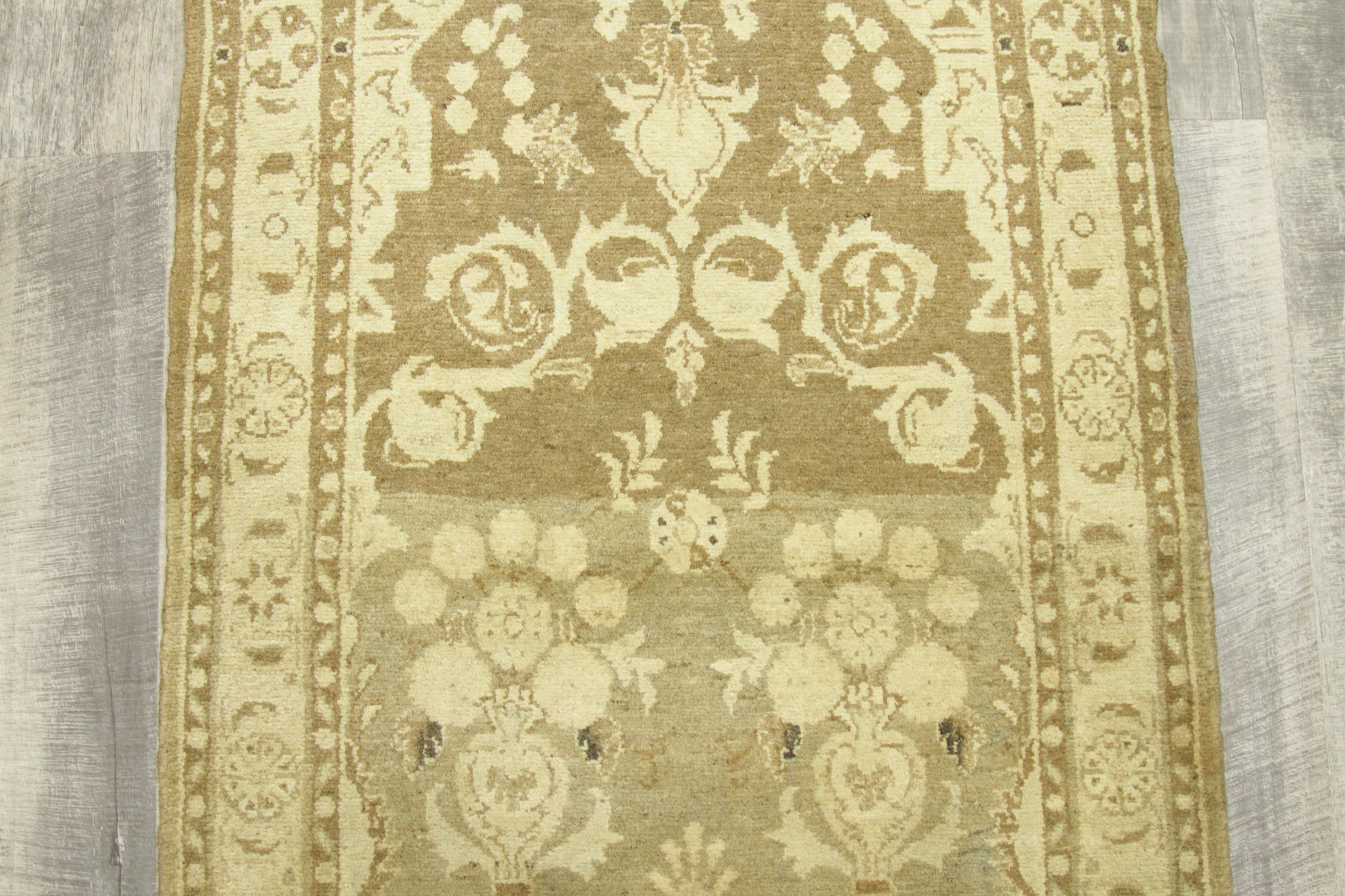 Antique Persian Rug in Mahal Design Organically Made, circa 1940s For Sale 1