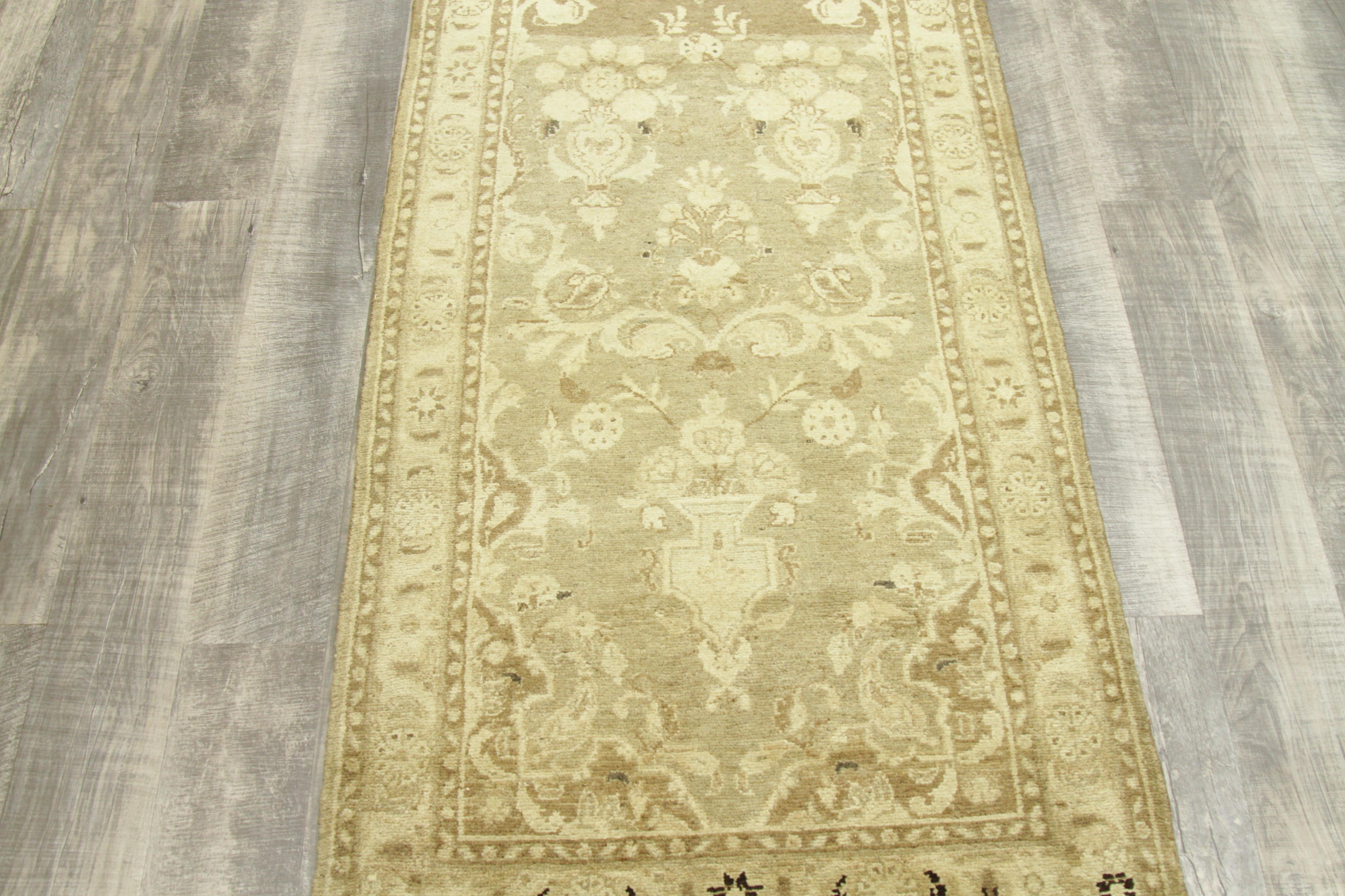 Tapis persan ancien à motif Mahal fabriqué de manière organique, vers les années 1940 en vente 1
