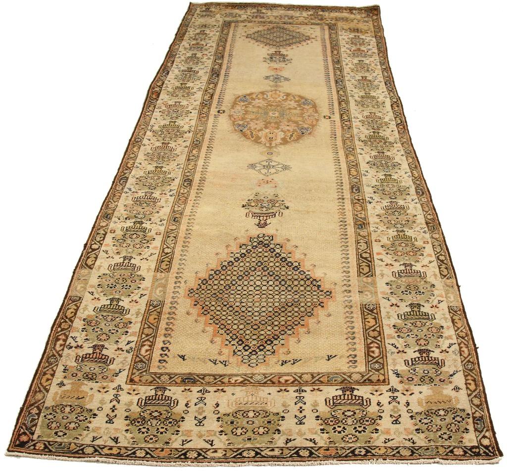 Other Antique Persian Rug in Sarab Design with Vivid Border Details, circa 1910s For Sale