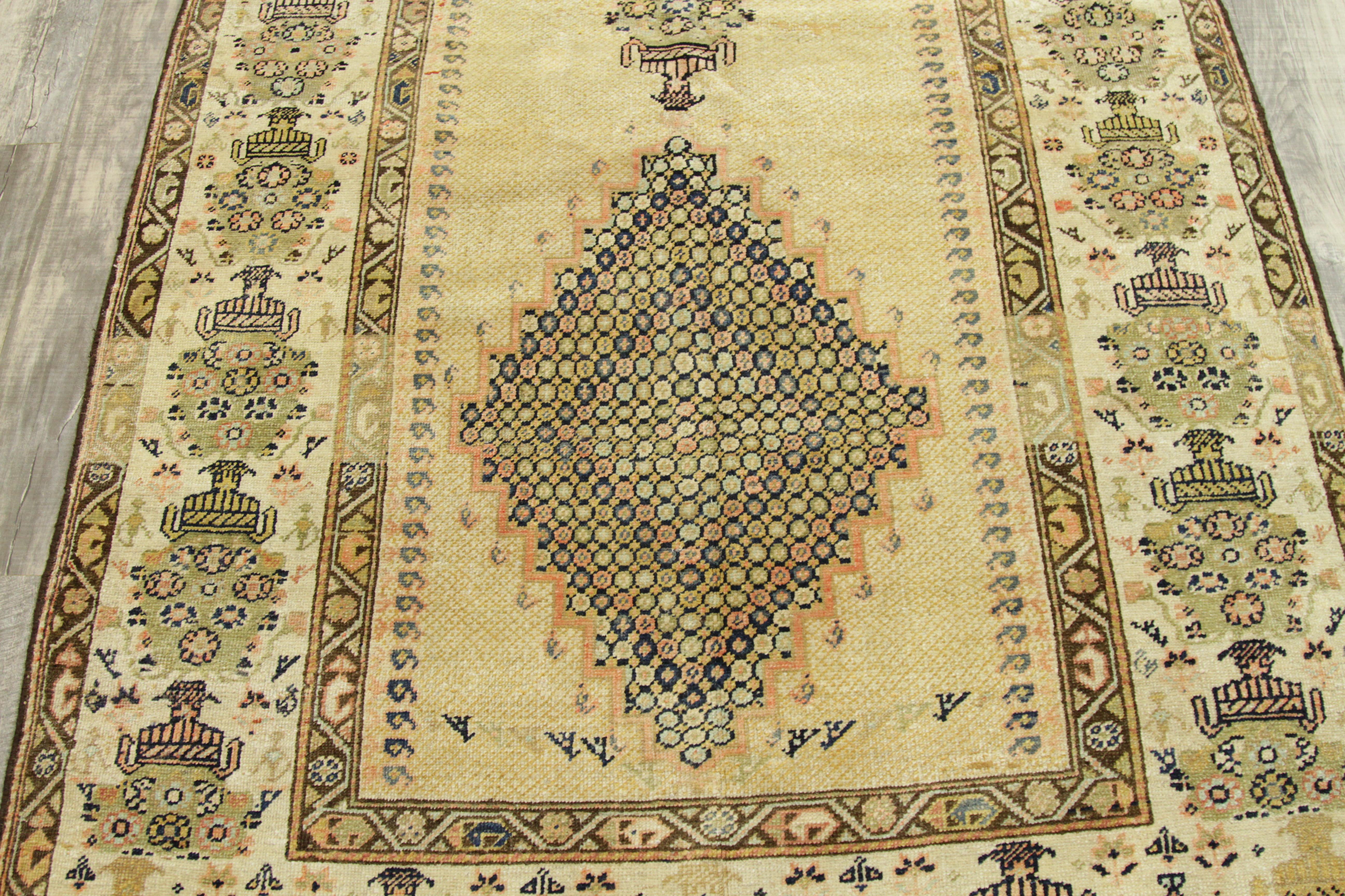 Antique Persian Rug in Sarab Design with Vivid Border Details, circa 1910s In Good Condition For Sale In Dallas, TX