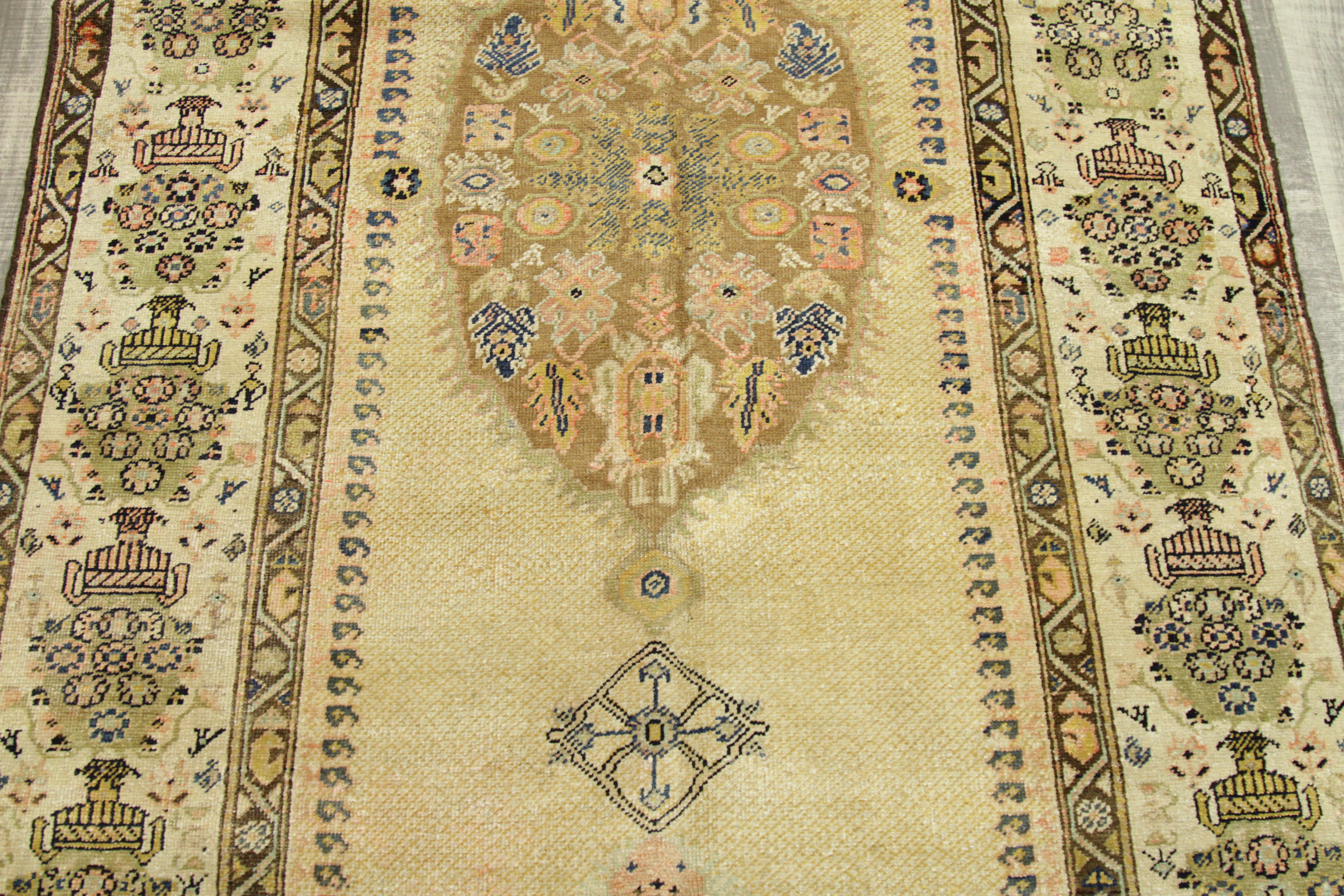 Early 20th Century Antique Persian Rug in Sarab Design with Vivid Border Details, circa 1910s For Sale