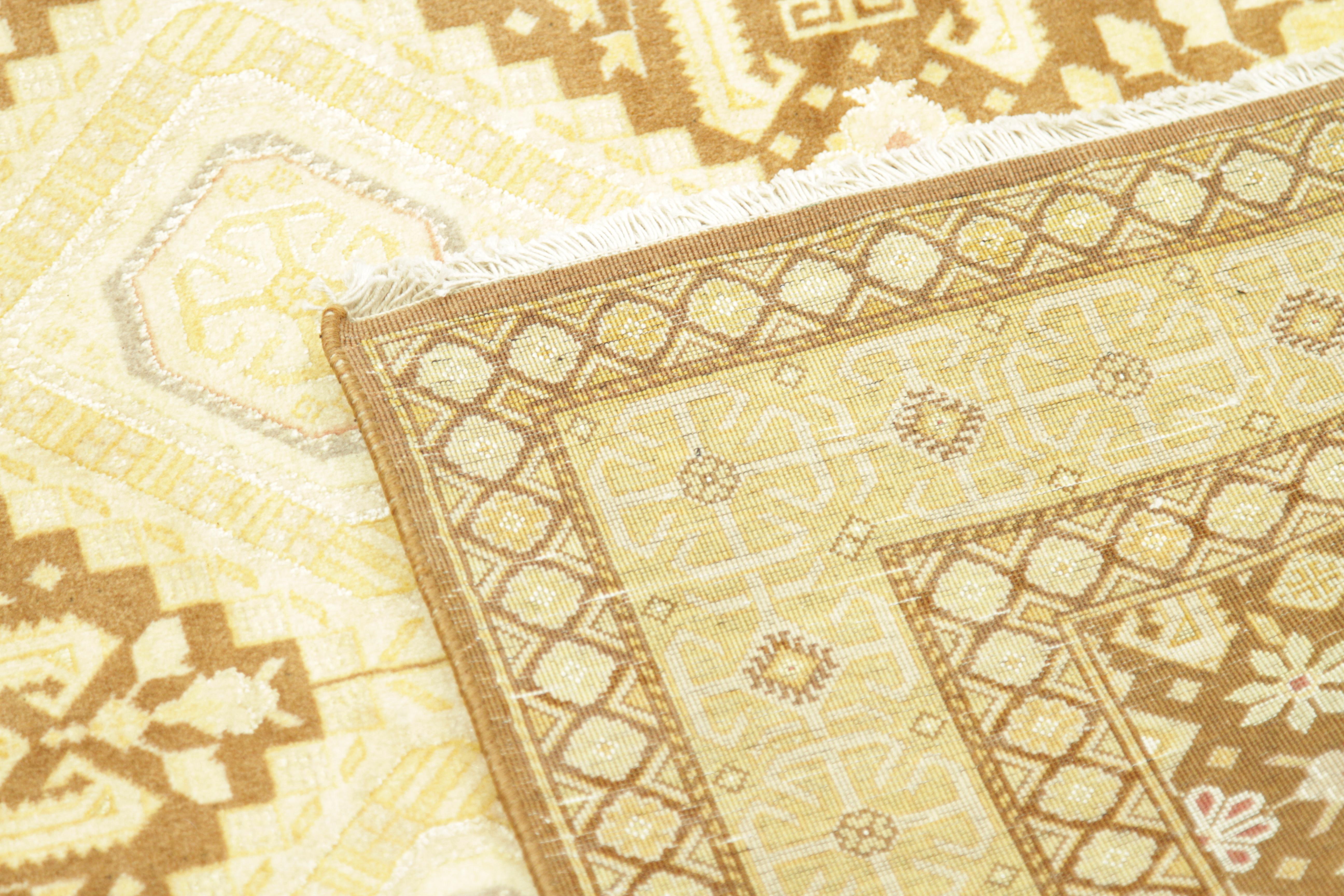 Tappeto persiano antico con design Tabriz e palette di colori oro e marrone, circa 1940 in vendita 11
