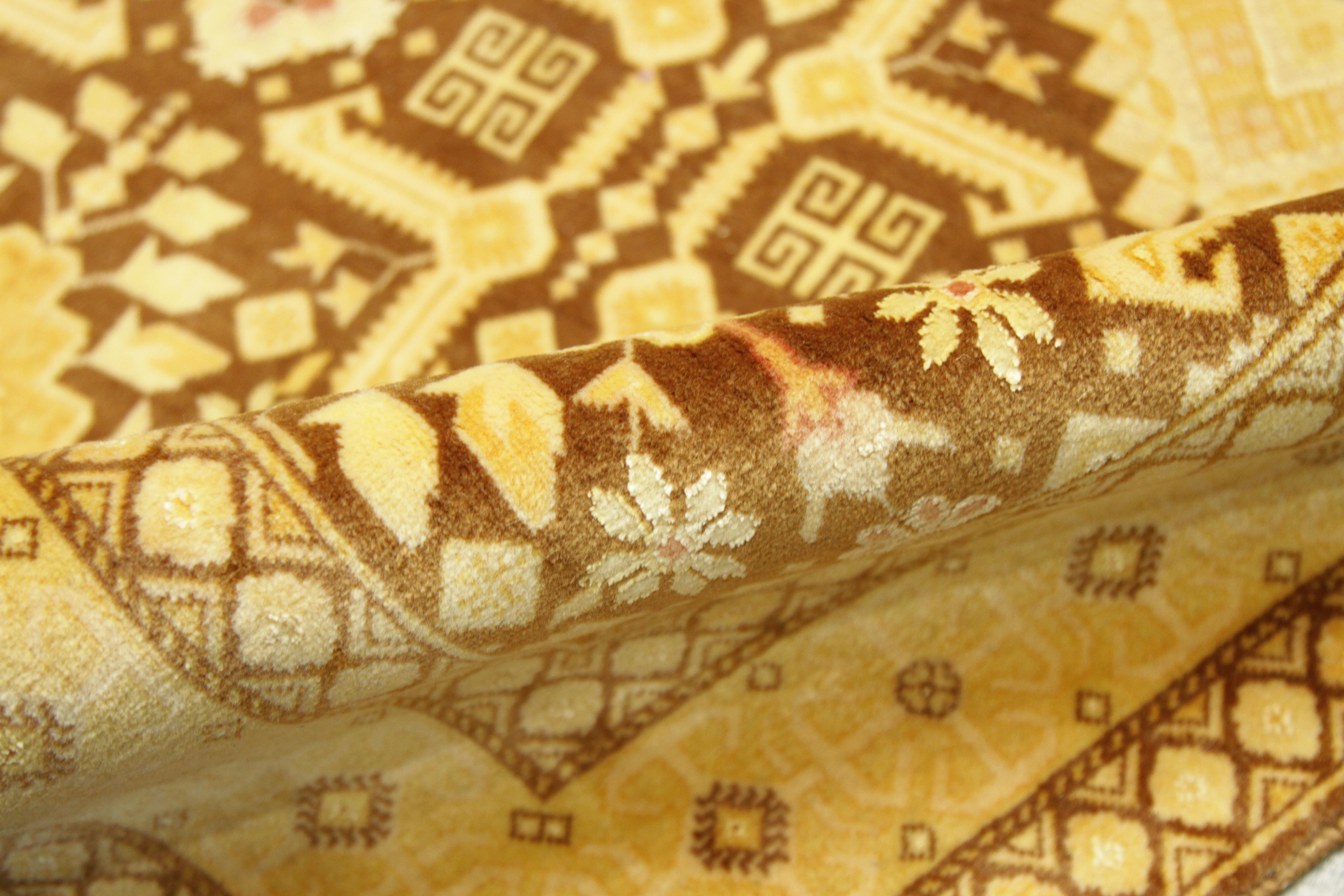 Metà XX secolo Tappeto persiano antico con design Tabriz e palette di colori oro e marrone, circa 1940 in vendita