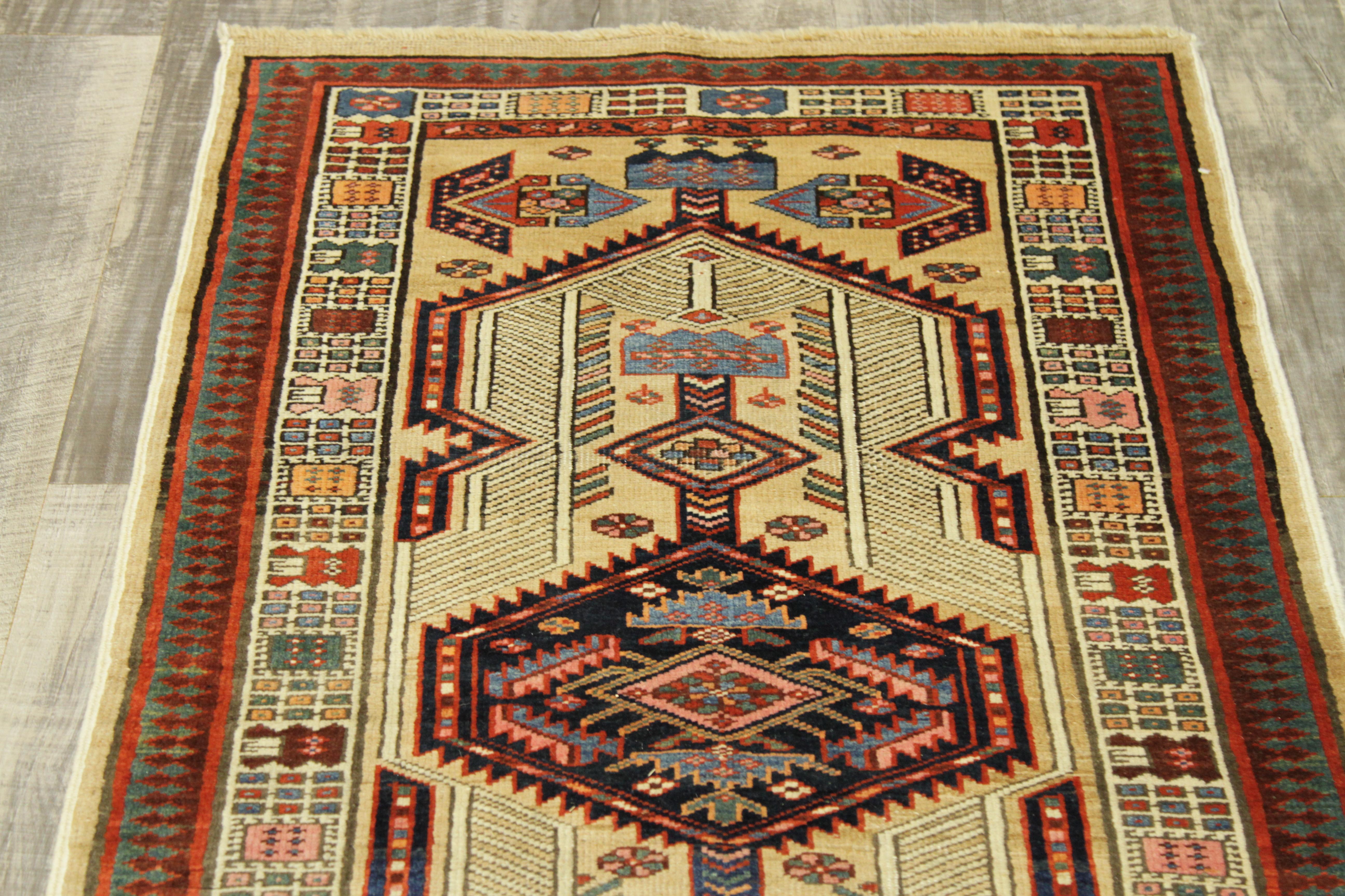 Tapis persan ancien à motifs tribaux Sarab et support en laine fine, vers les années 1930 en vente 4