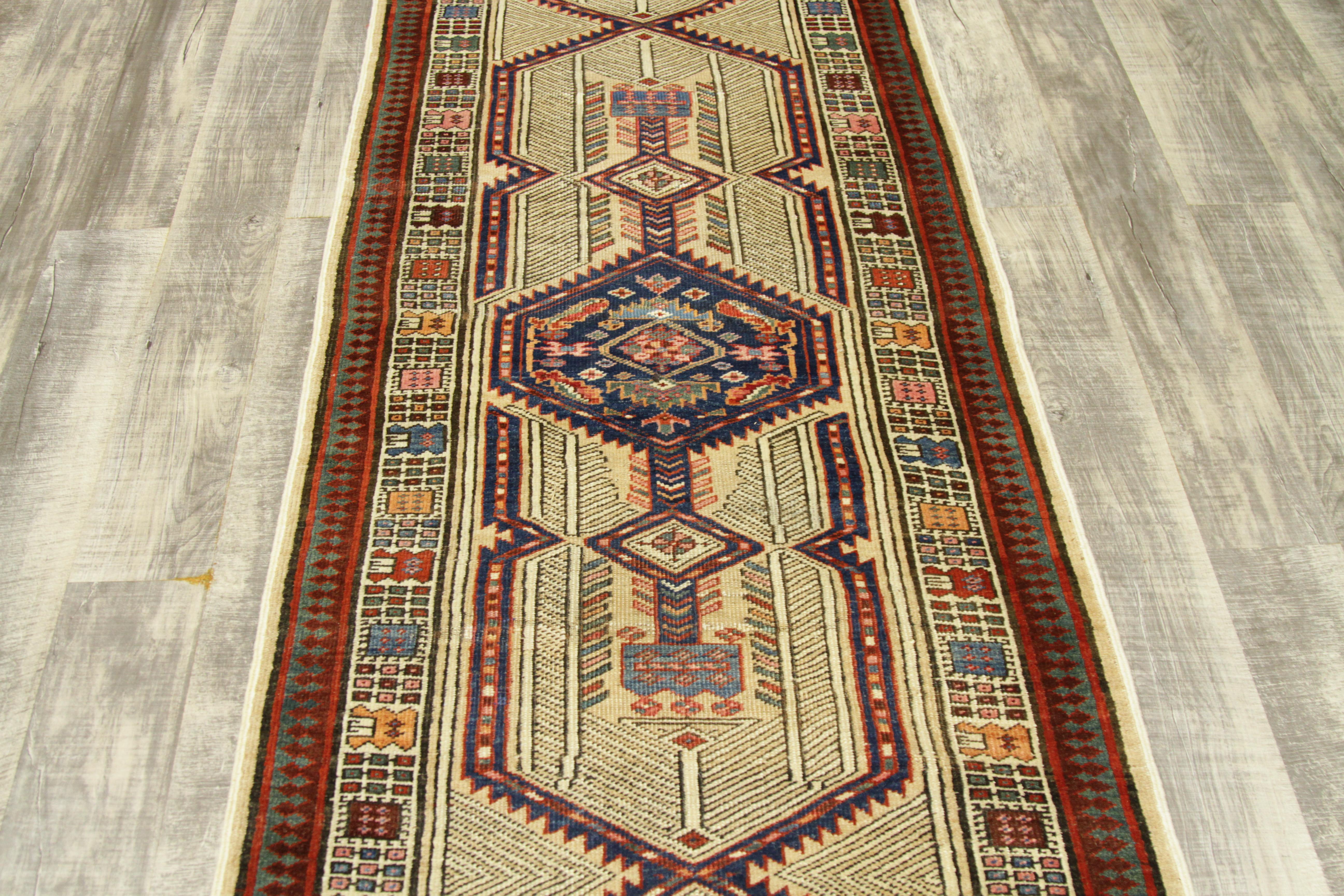 Tapis persan ancien à motifs tribaux Sarab et support en laine fine, vers les années 1930 en vente 5