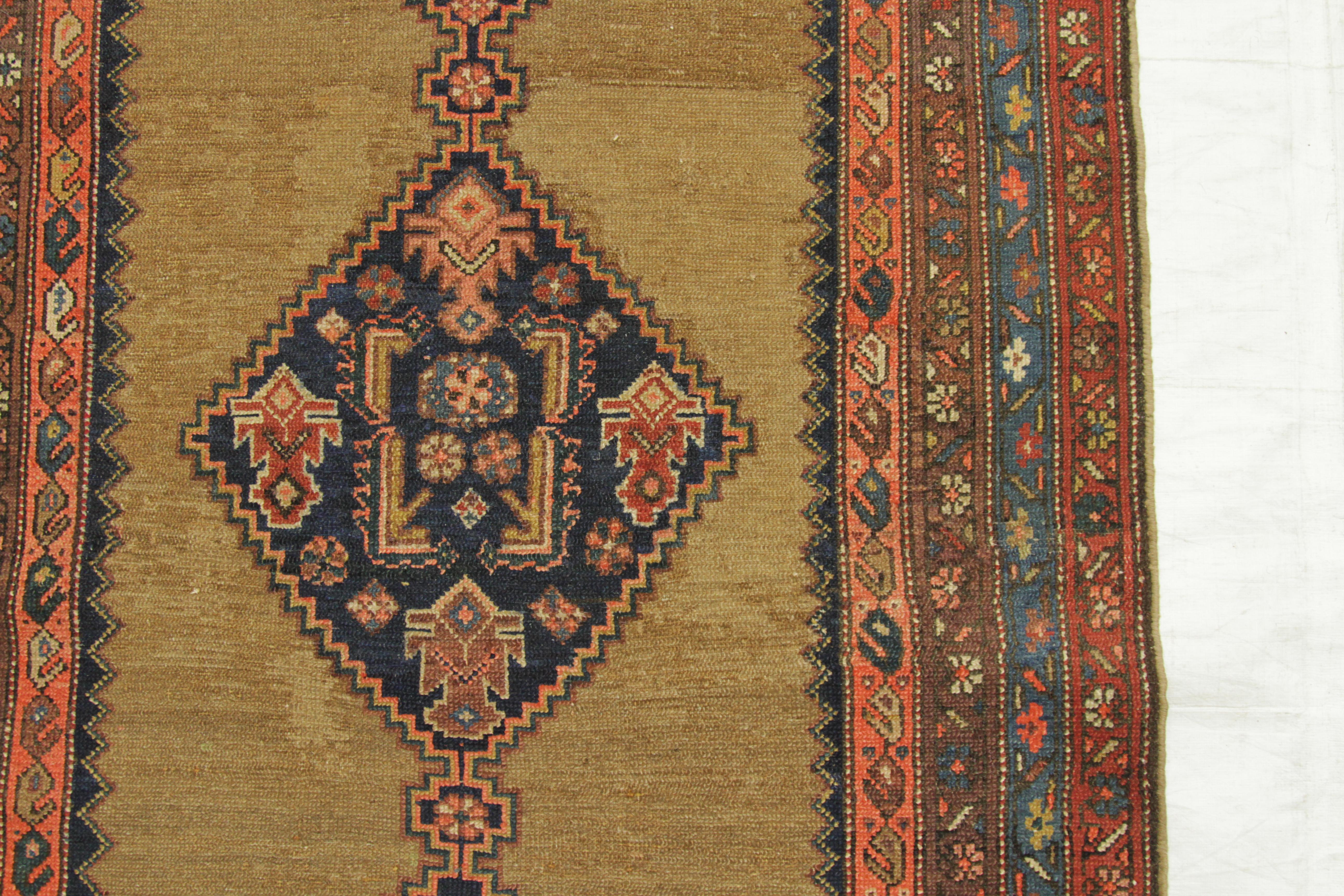Antiker persischer Teppich Malayer-Design mit feinen geometrischen Mustern, um 1920er Jahre im Angebot 1