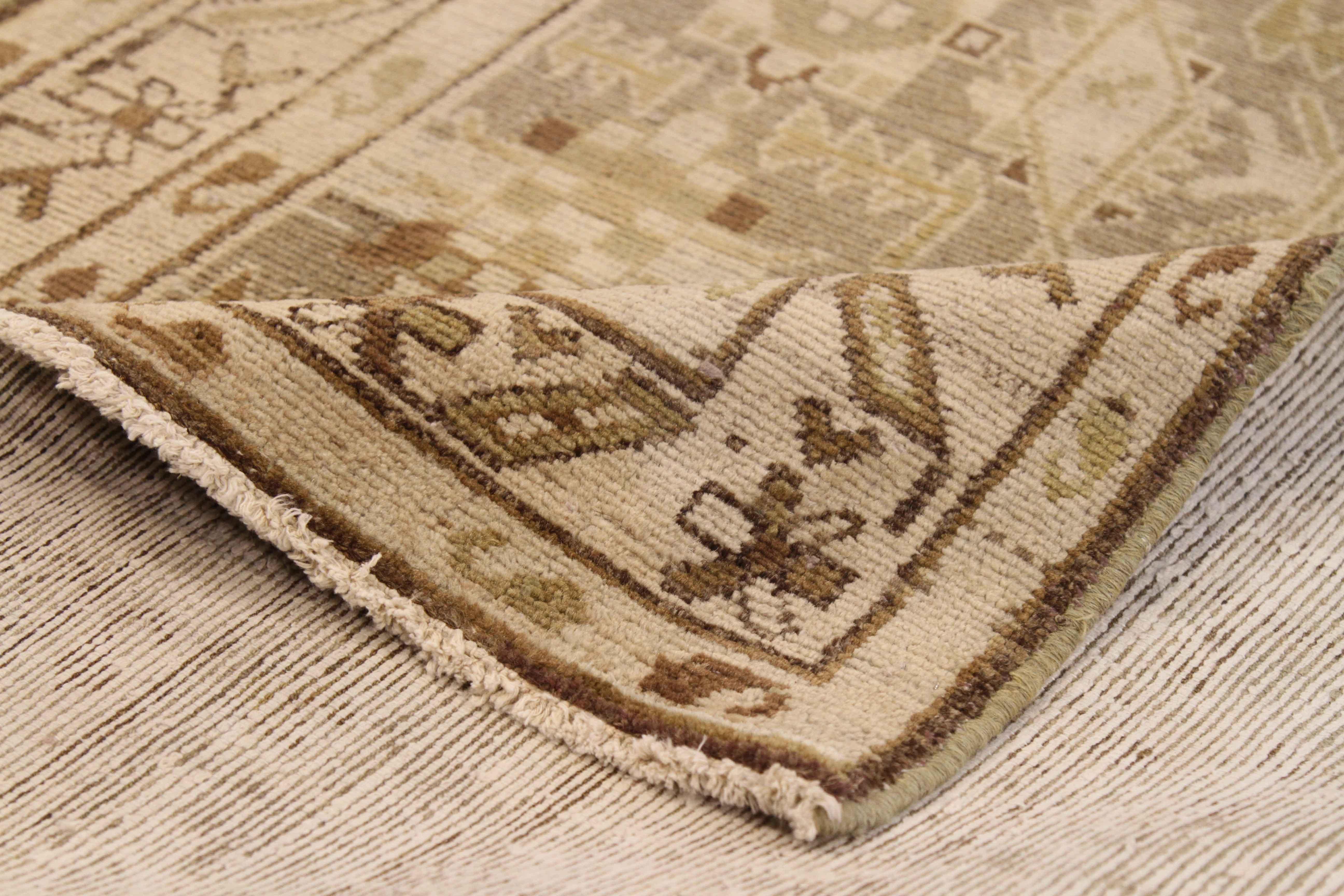 Tissé à la main à l'aide de laine exquise et de teintures organiques, ce tapis persan ancien présente un mélange ludique de scarabées et de motifs géométriques que les tisserands Malayer sont connus pour maîtriser parfaitement. Il présente également