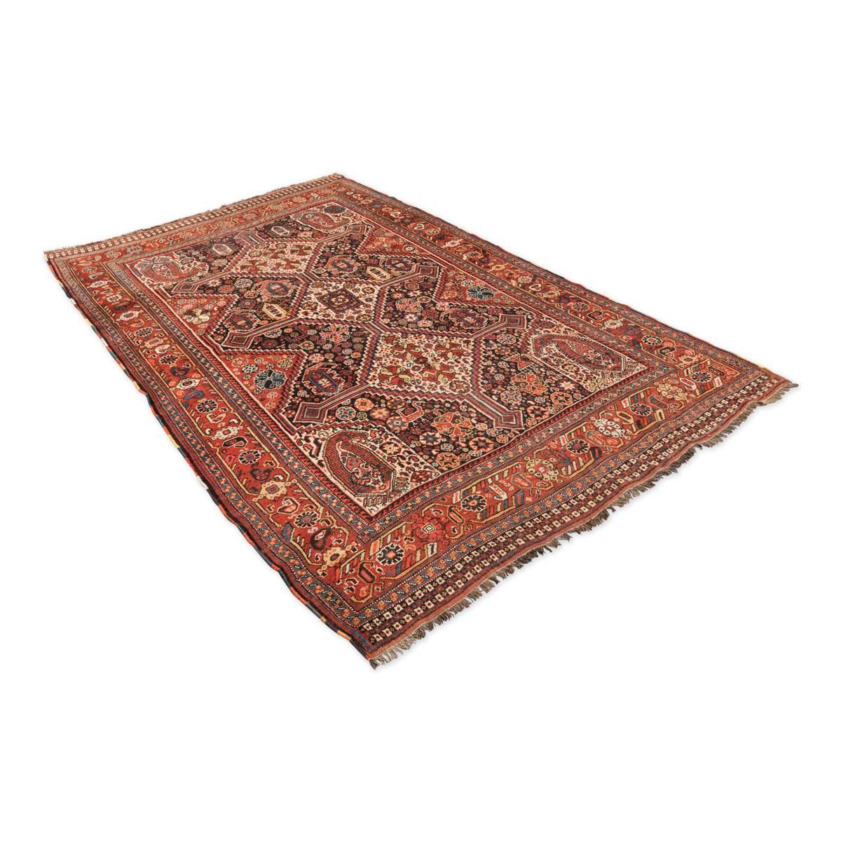 Persian rug of the kashgai nomadic tribe located on the outskirts of the city of Shiraz.
- This piece of ethnic origin is characterized by the flexibility of its fabric, typical of nomadic rugs.
- Typical central design with three diamonds which are