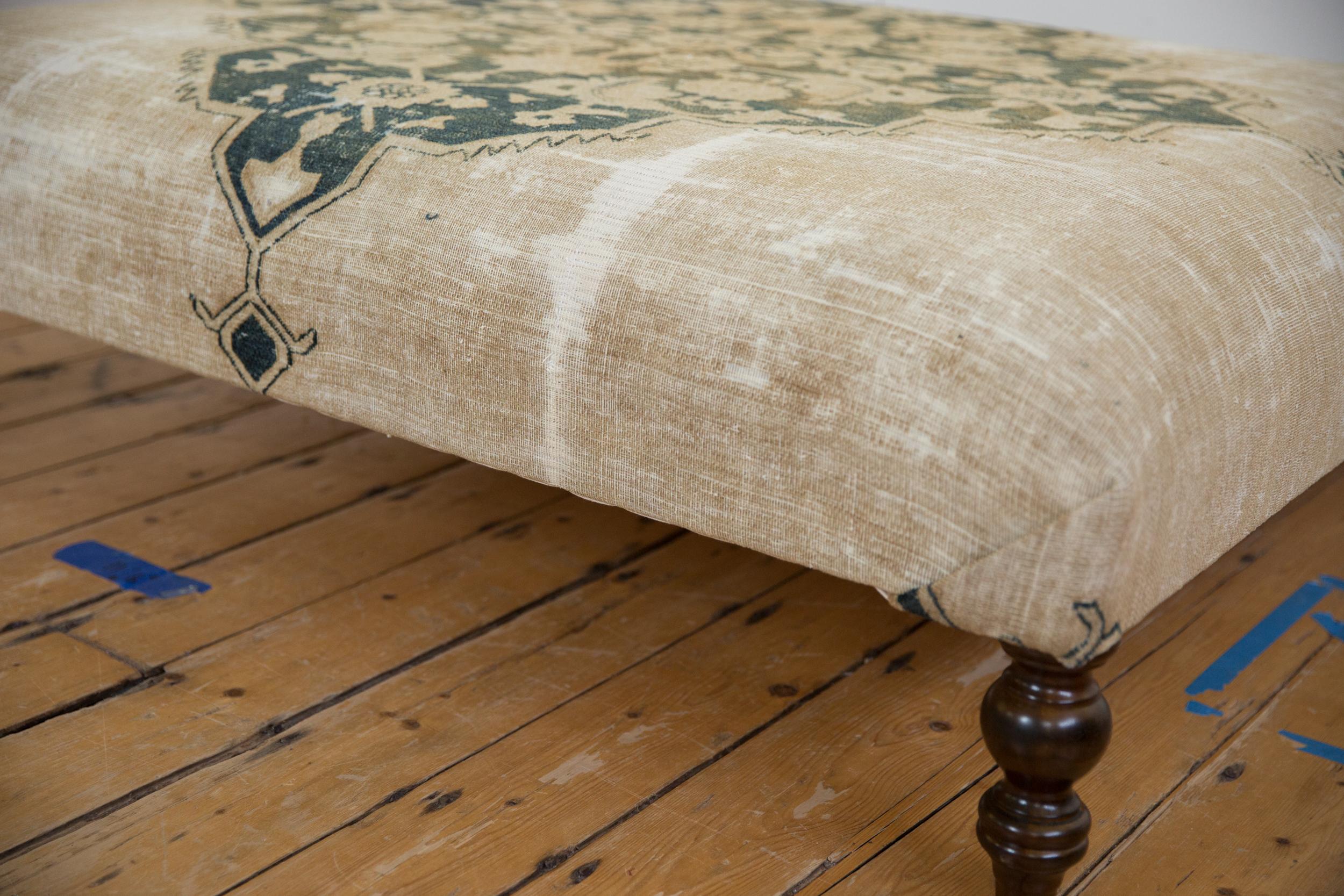: : Table ottomane à tapis exclusive Old New House® ! Fabriqué en interne dans notre studio de Katonah NY, à partir d'un fragment de tapis persan Doroksh antique / vintage (datant des années 1920) récupéré et réutilisé, avec des couleurs géniales