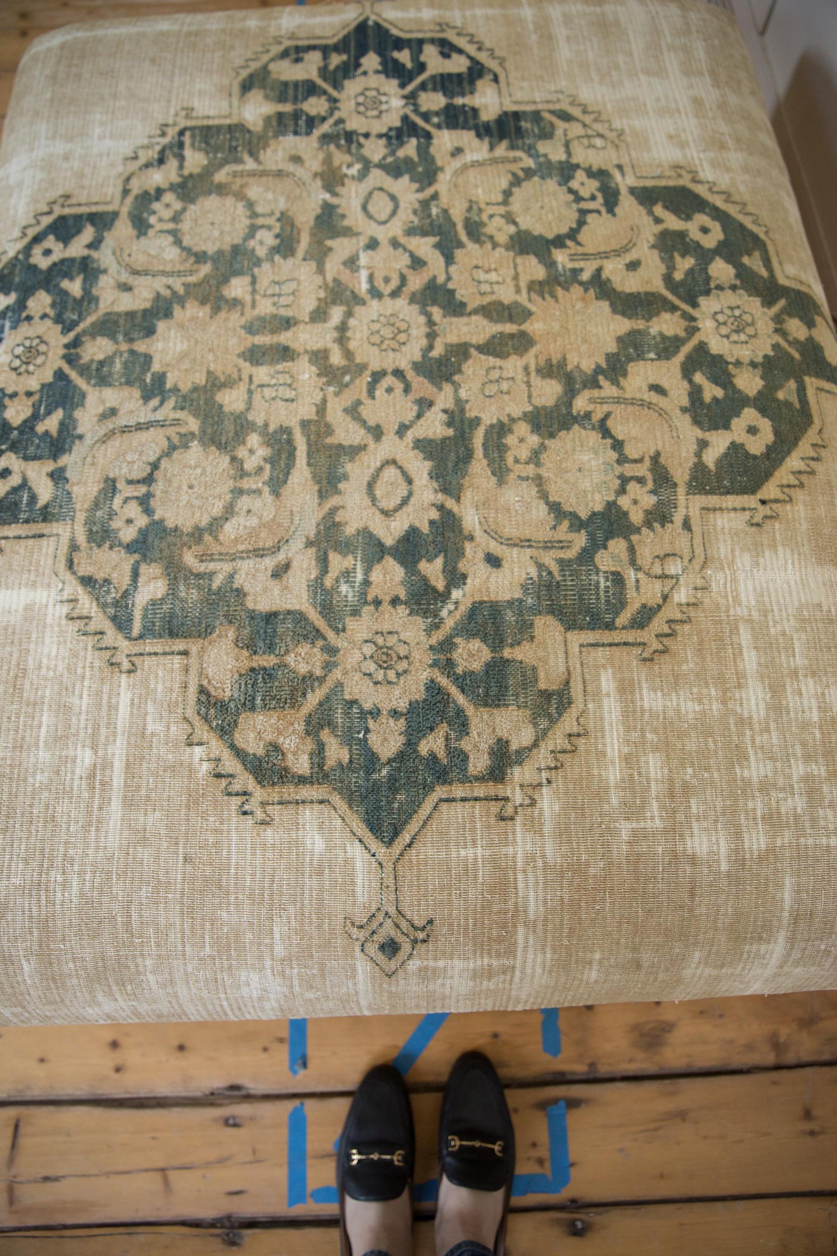 Antiker persischer Ottomane-Couchtisch aus Teppich (Handgefertigt) im Angebot