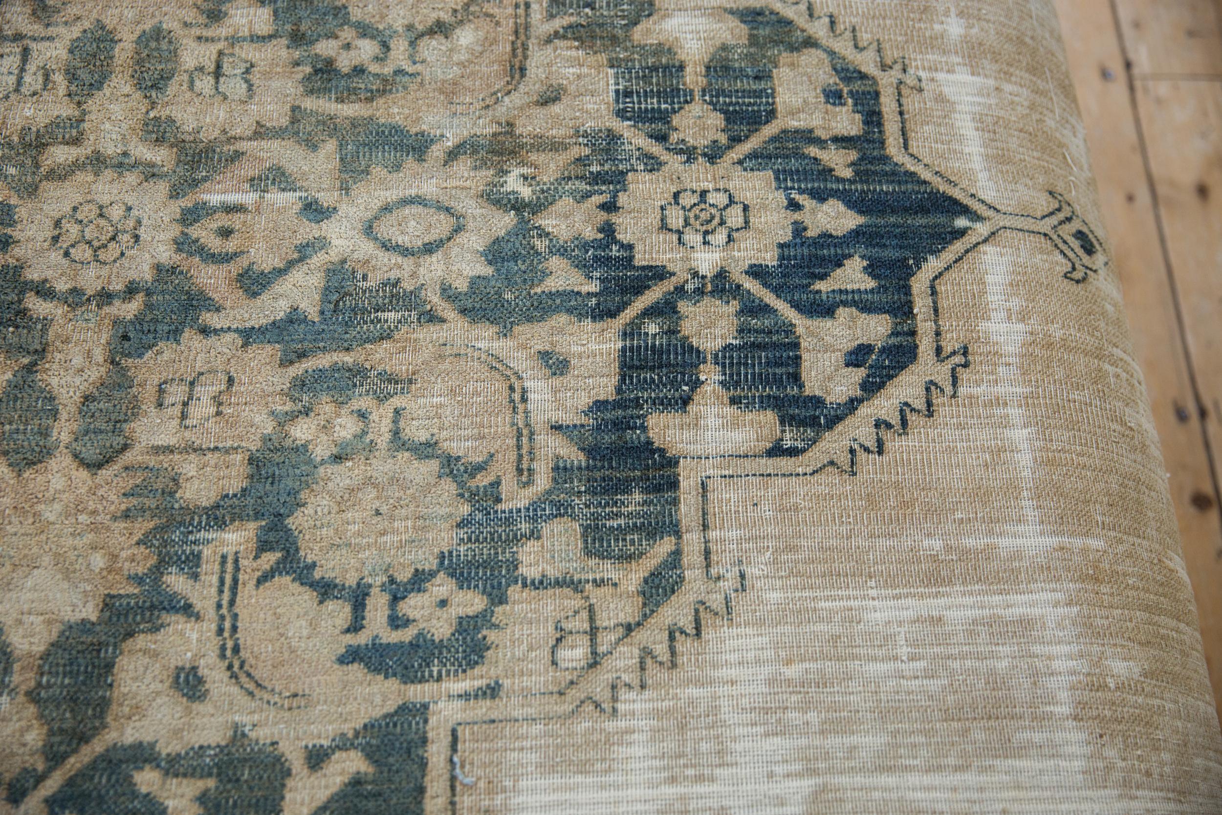 Antiker persischer Ottomane-Couchtisch aus Teppich (Messing) im Angebot