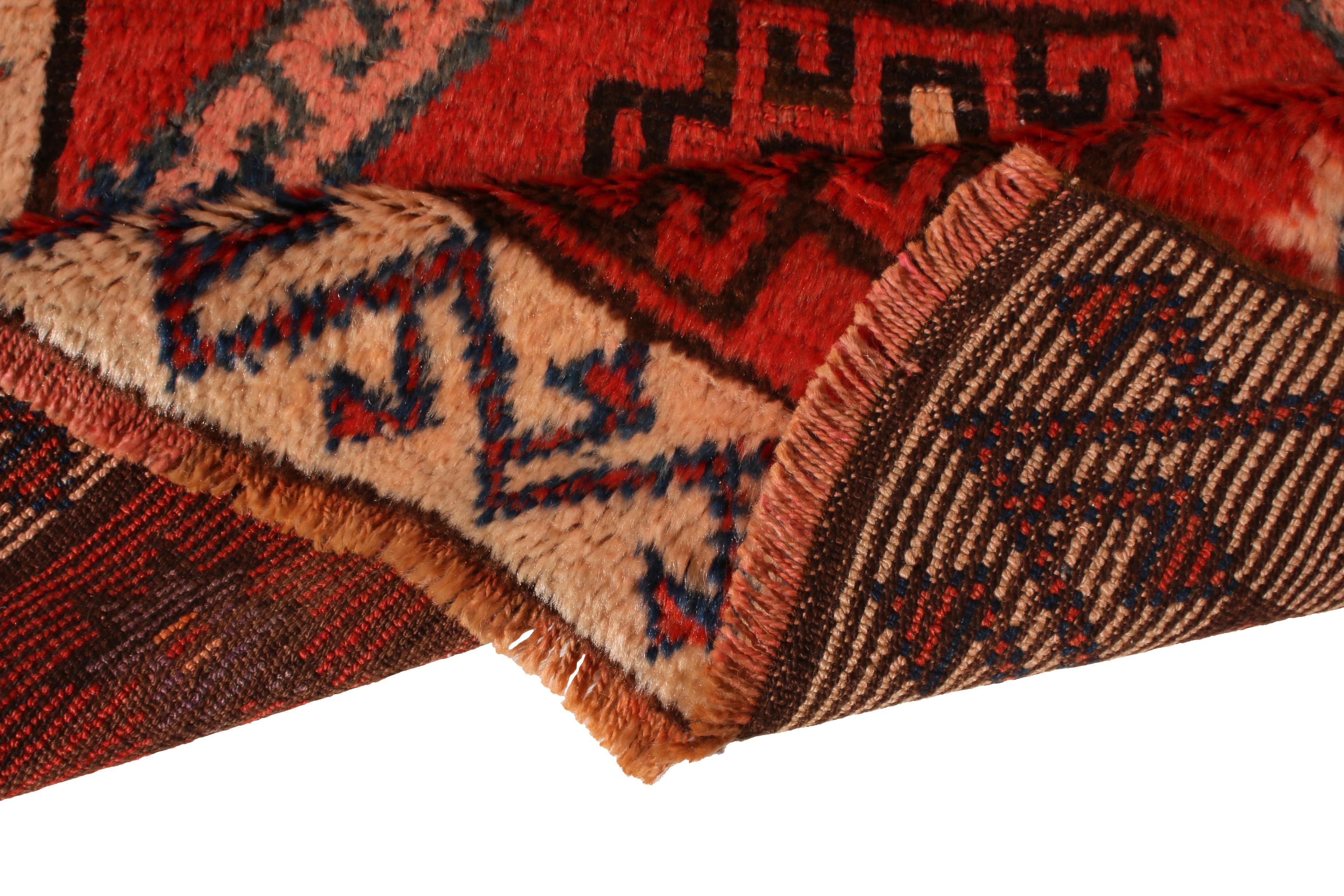 Antiker antiker persischer Teppich mit Gabbeh-Stammesmuster von Teppich & Kelim in Rot, Beige und Braun (Persisch)
