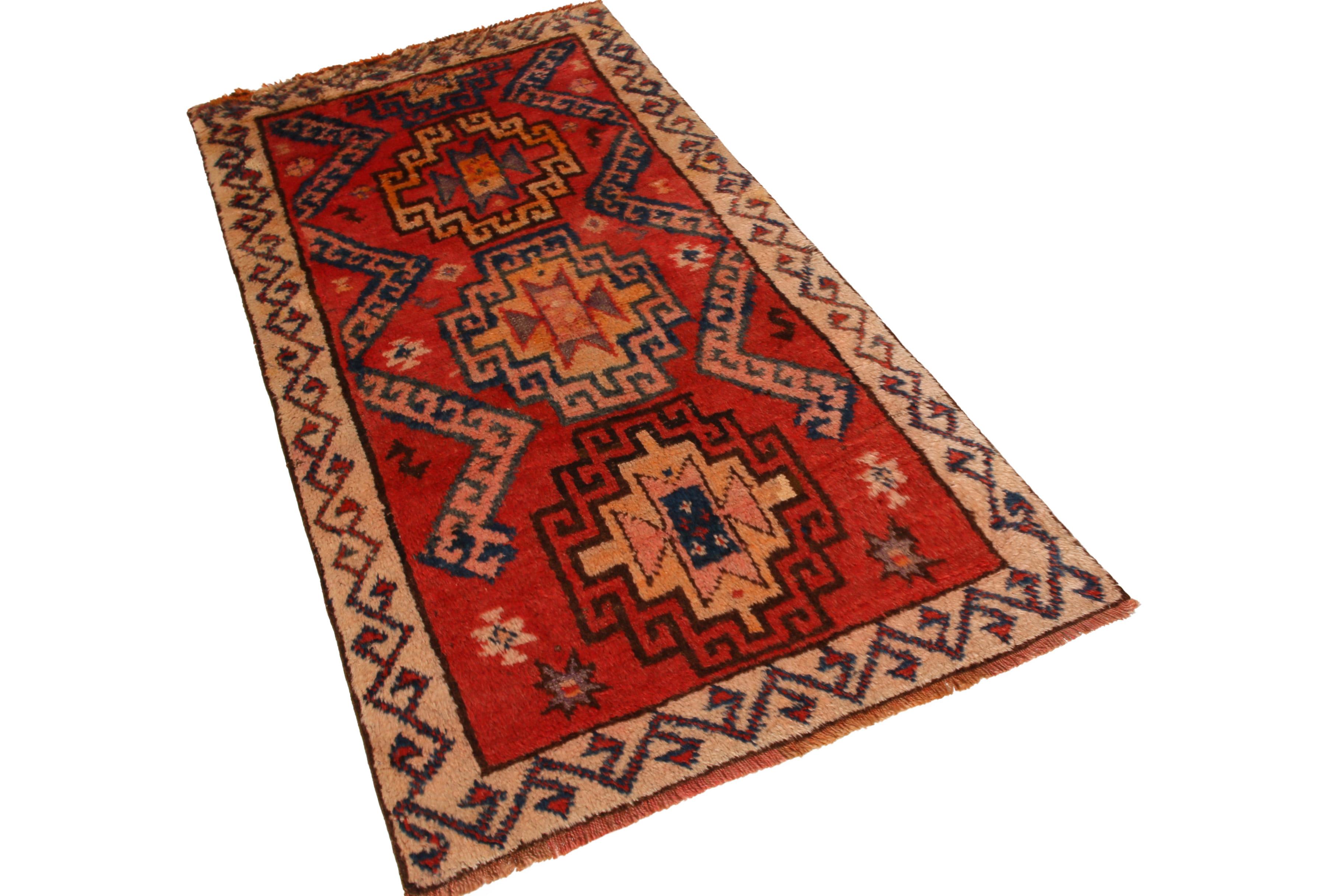 Ein handgeknüpfter Gabbeh-Läufer (3x6) aus den 1920er Jahren mit üppigem, strukturiertem Flor gehört zu den von R&K-Chef Josh Nazmiyal persönlich kuratierten, begehrten Vintage-Stücken. 

Das nomadische Meisterwerk, das die Essenz persischer