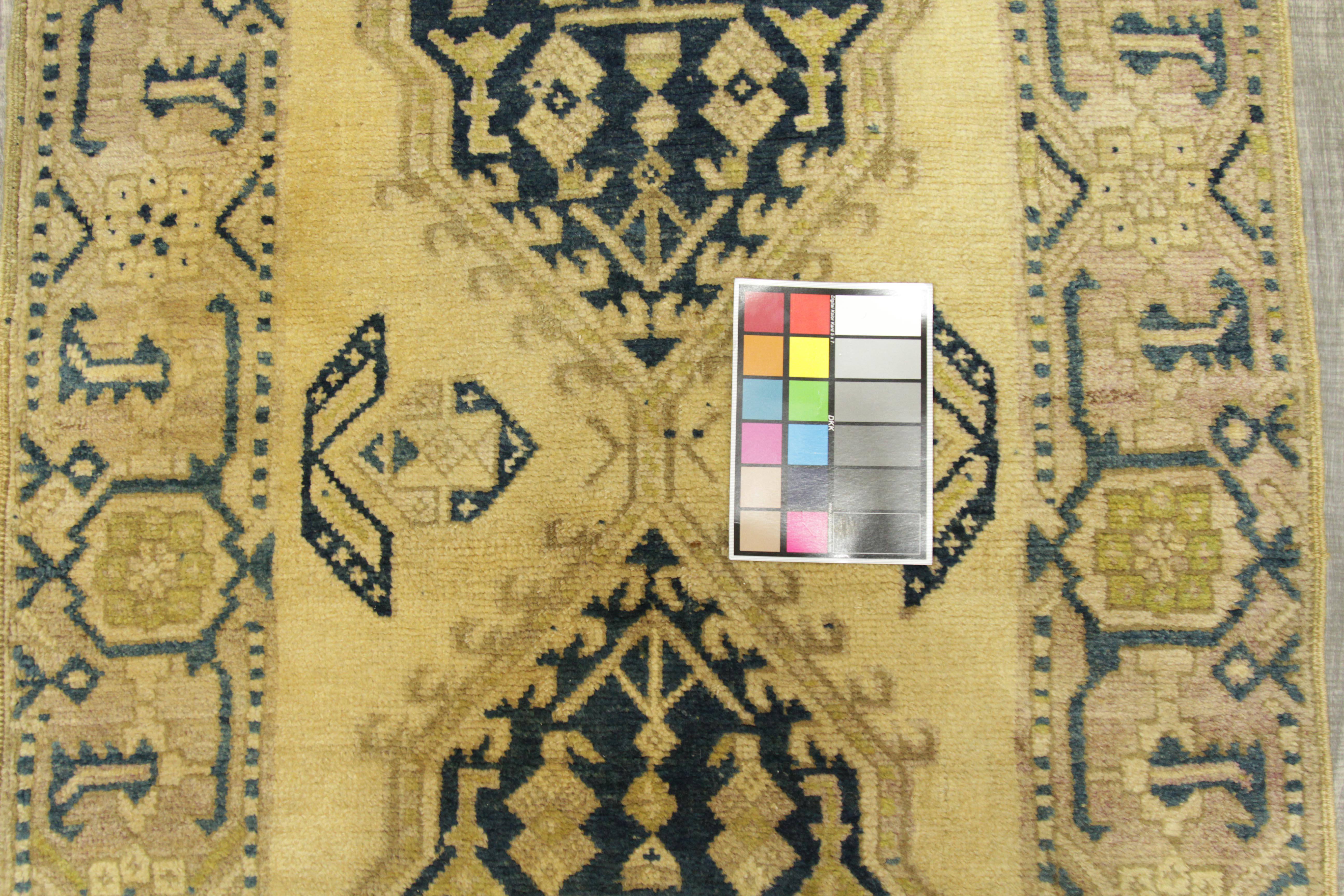 Alfombra persa antigua de diseño sarab con motivos tribales de pelo de camello, alrededor de 1910 Persa en venta
