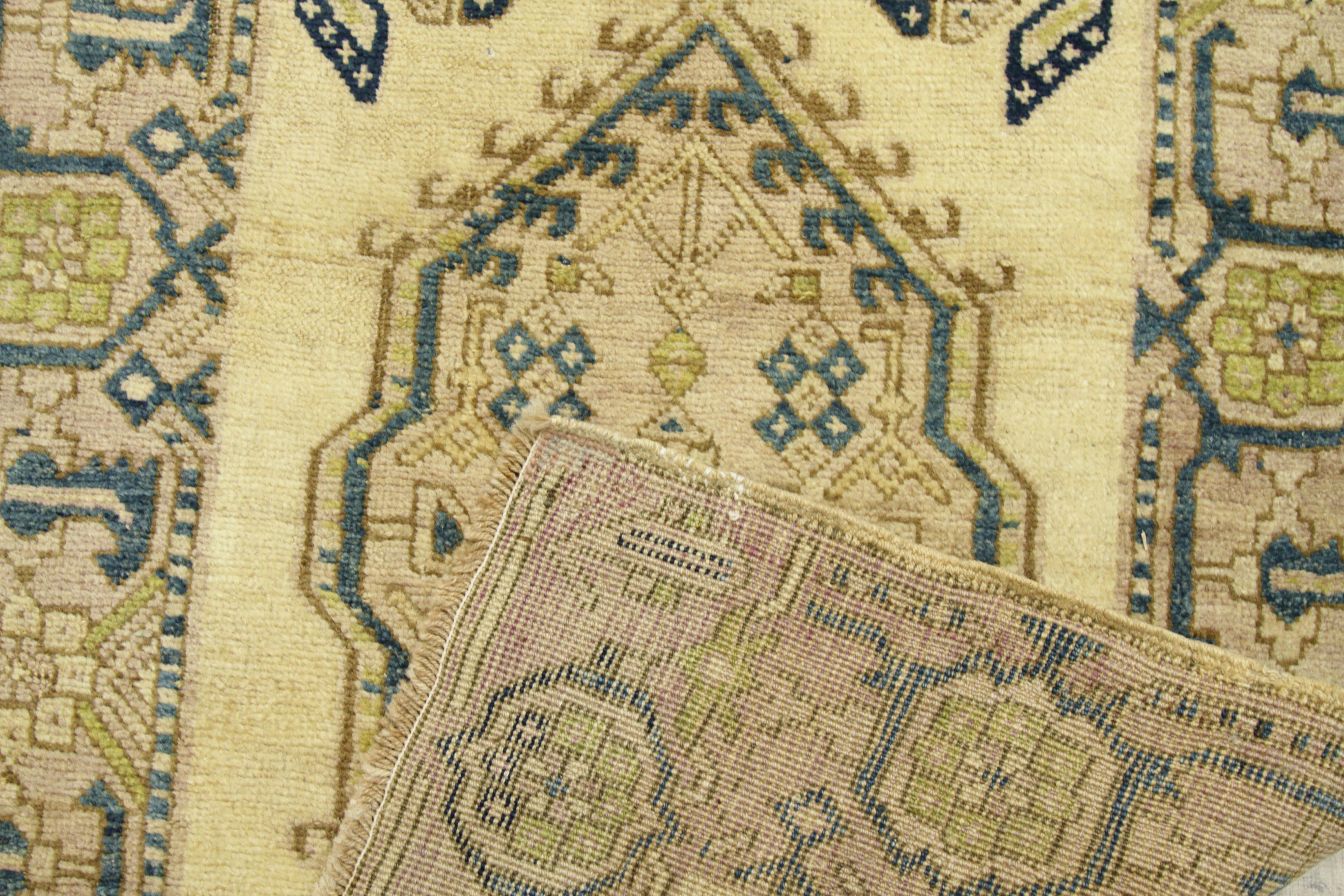 Alfombra persa antigua de diseño sarab con motivos tribales de pelo de camello, alrededor de 1910 Anudado a mano en venta