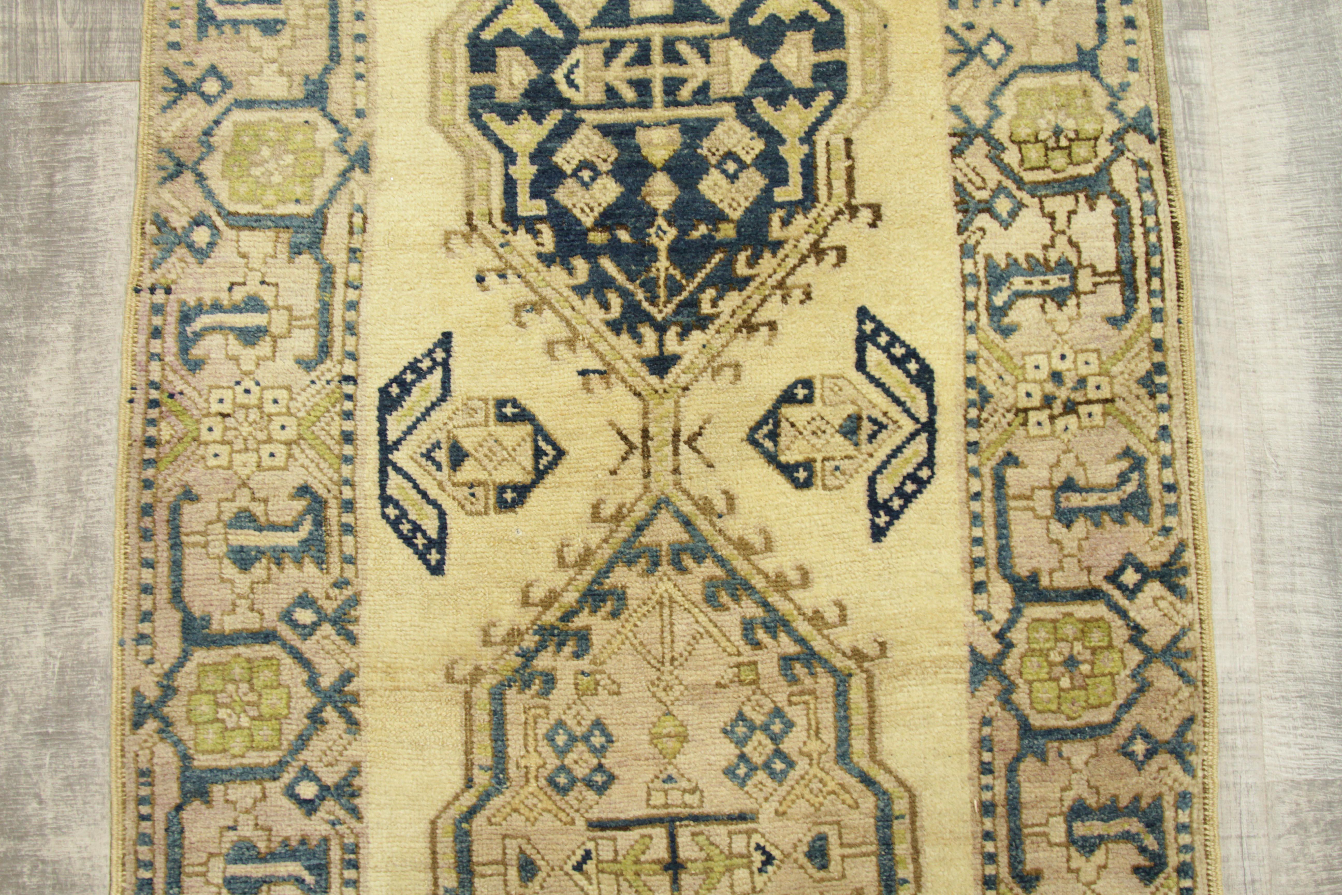 Alfombra persa antigua de diseño sarab con motivos tribales de pelo de camello, alrededor de 1910 principios del siglo XX en venta