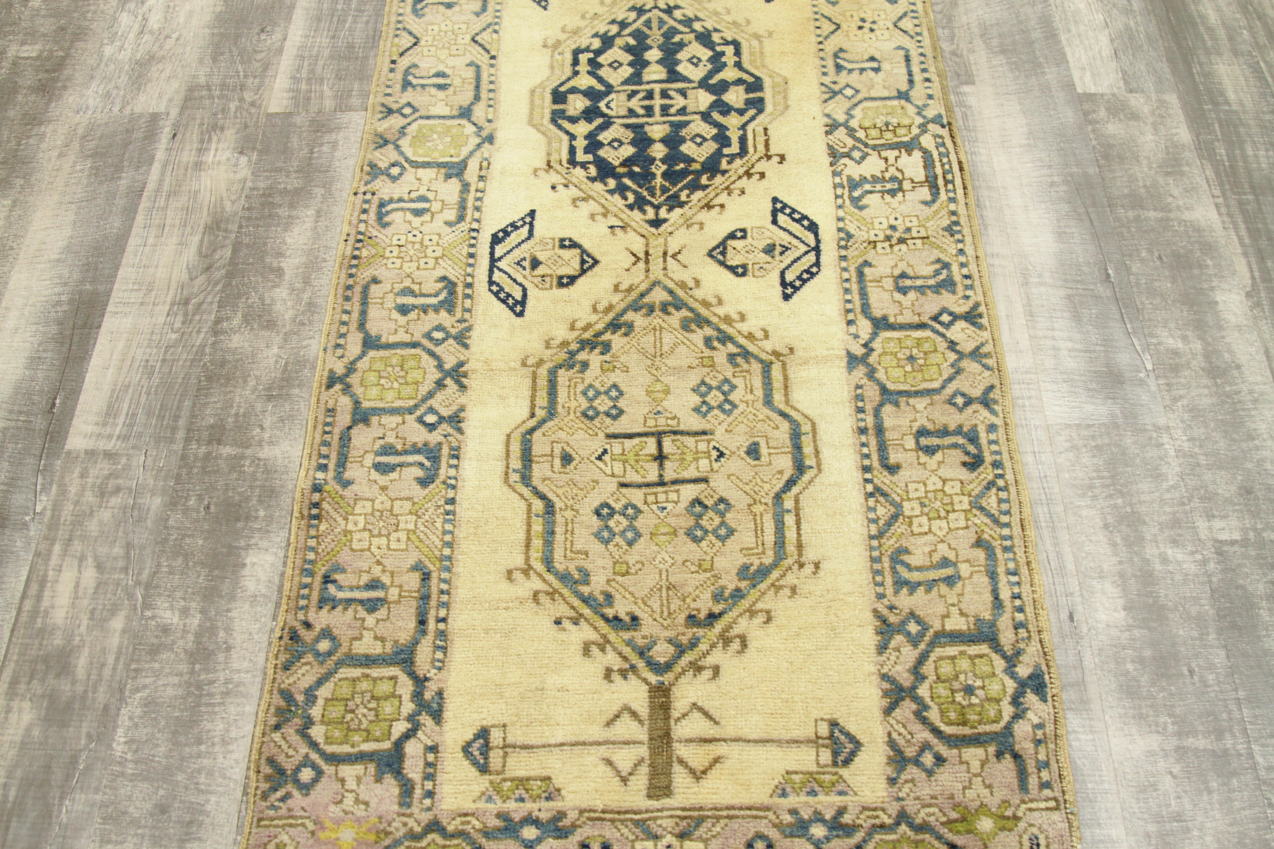 Alfombra persa antigua de diseño sarab con motivos tribales de pelo de camello, alrededor de 1910 Lana en venta