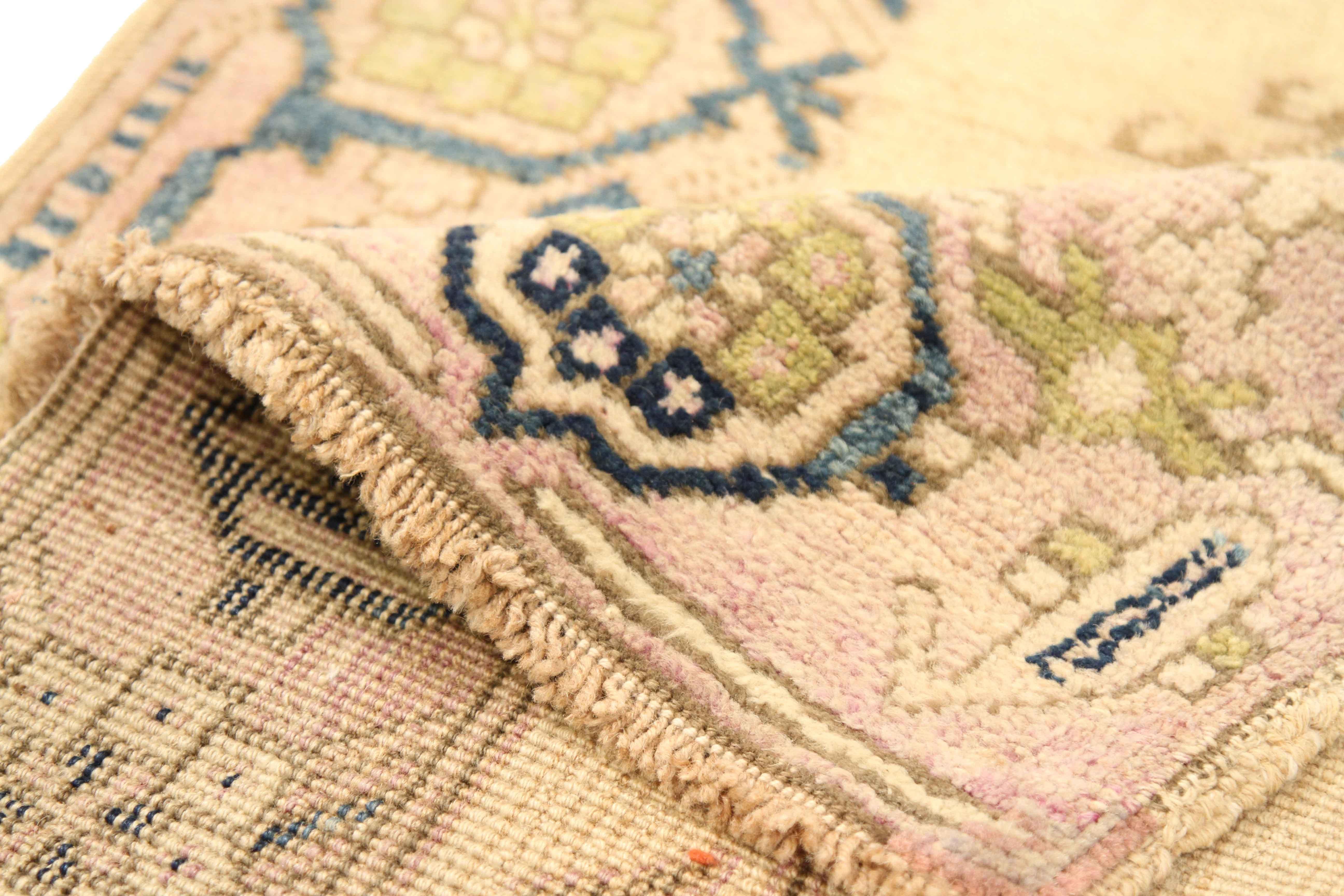 Alfombra persa antigua de diseño sarab con motivos tribales de pelo de camello, alrededor de 1910 en venta 1