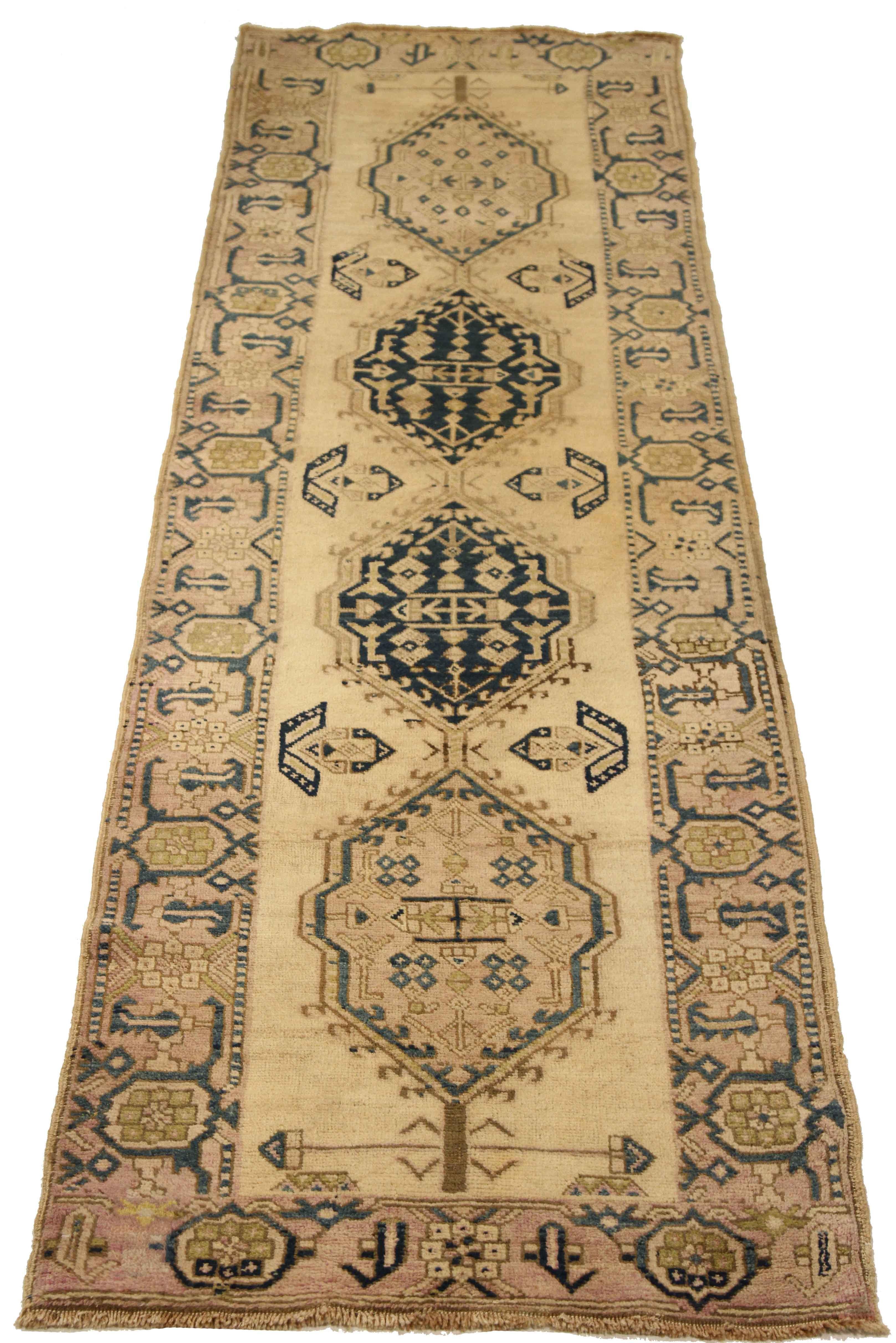 Alfombra persa antigua de diseño sarab con motivos tribales de pelo de camello, alrededor de 1910 en venta 2