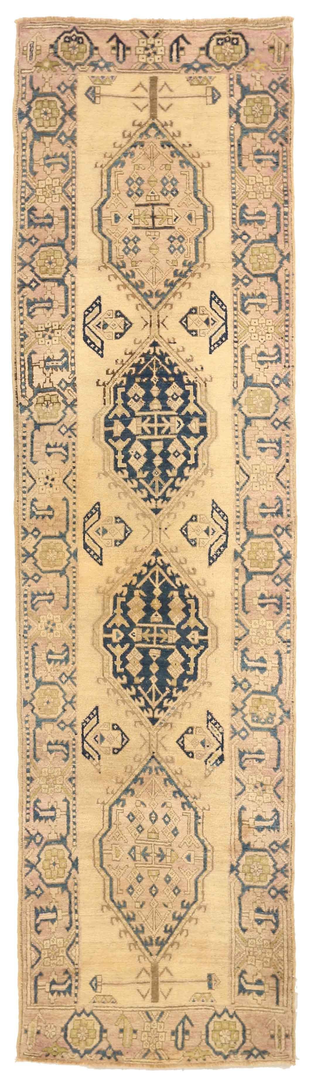 Hecha de fino pelo de camello, esta alfombra persa antigua presenta una fusión única de motivos tribales y geométricos por la que son famosos los tejedores de la antigua ciudad de Sarab. Los detalles combinan perfectamente con la paleta de colores