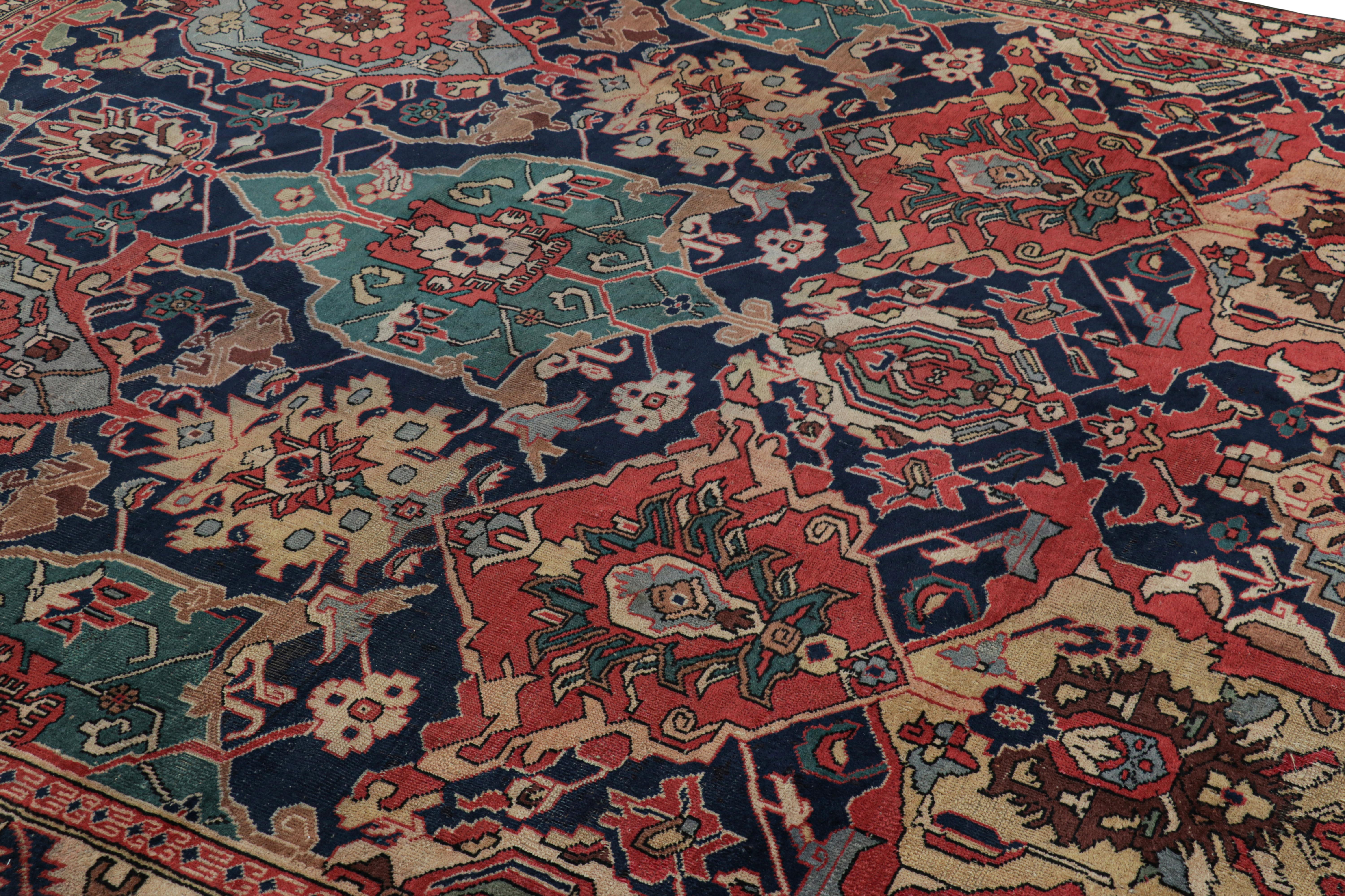 Annodato a mano in lana, originario della Persia, intorno al 1910-1920, questo speciale tappeto persiano 9x10 presenta grandi medaglioni nei toni del verde e del rosso vino: palmette geometriche floreali di una bellezza particolare e classica. 

Sul
