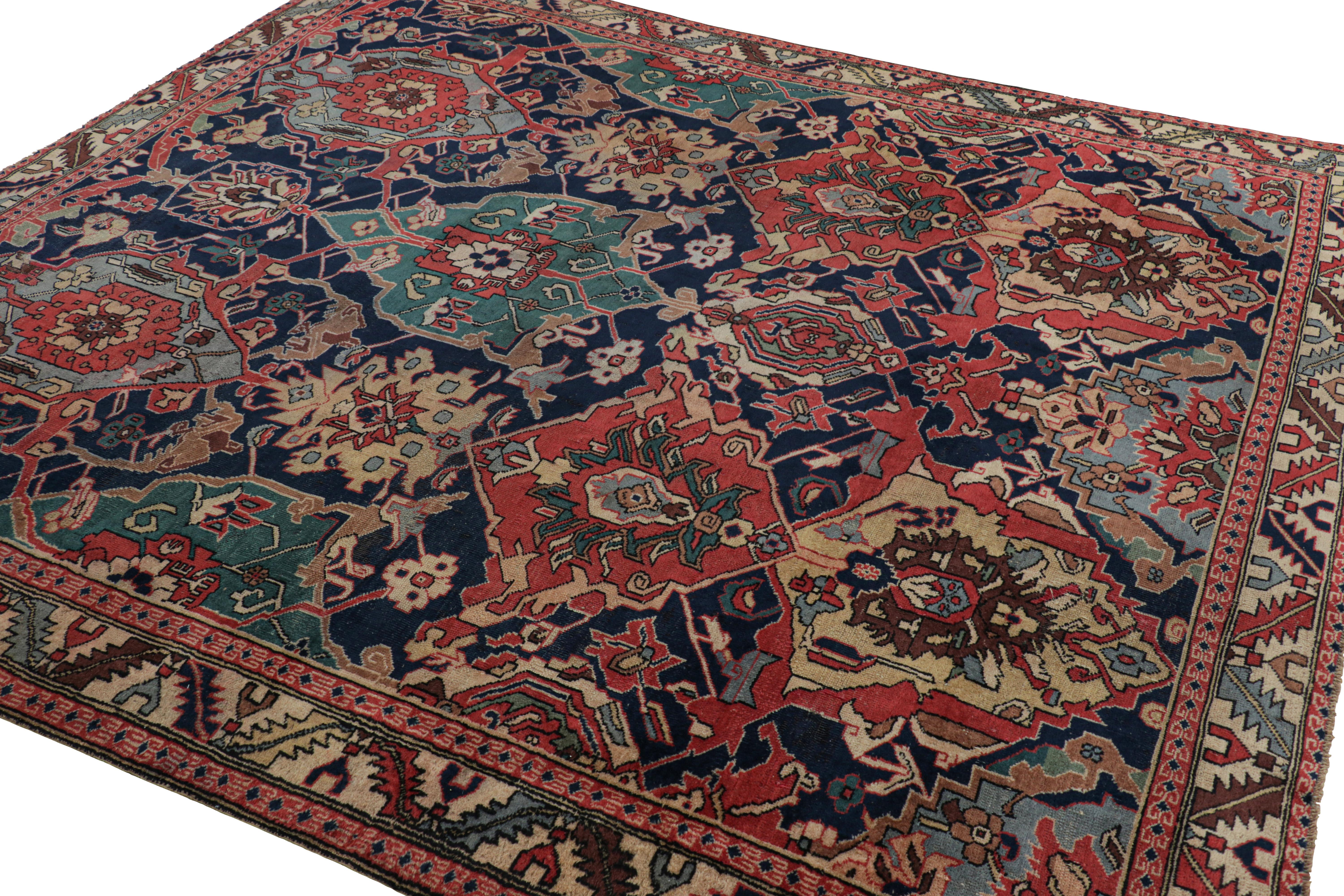 Annodato a mano Tappeto persiano antico con medaglioni e motivi floreali geometrici, da Rug & Kilim in vendita